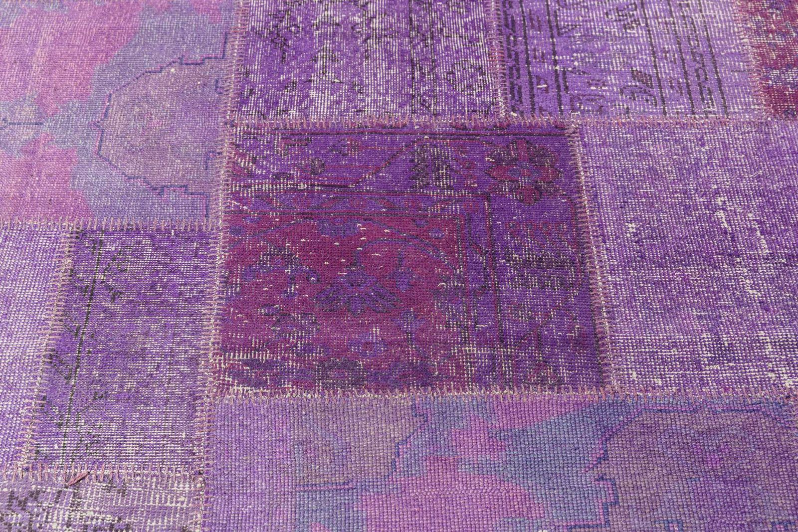 Flou Ковер Ковер Patchwork Purple от Subasi от Flou — в интерьере