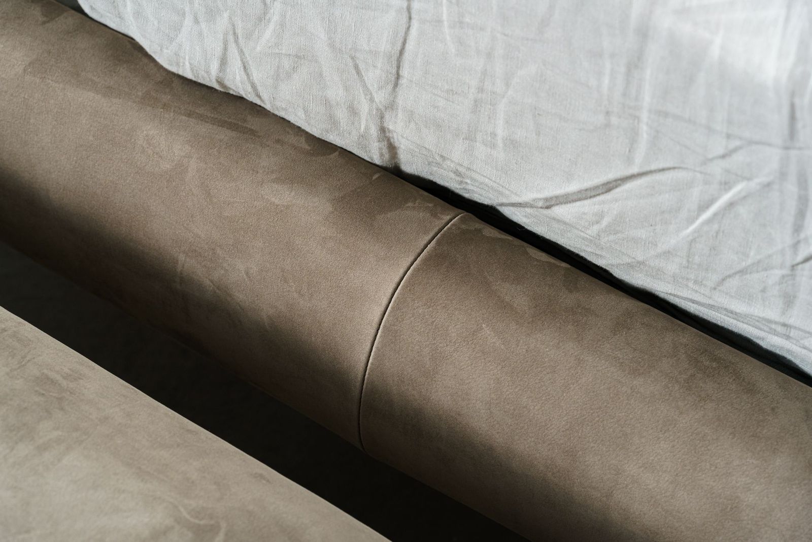 Baxter Кровать Stone Kashmir Souris от Baxter — в интерьере
