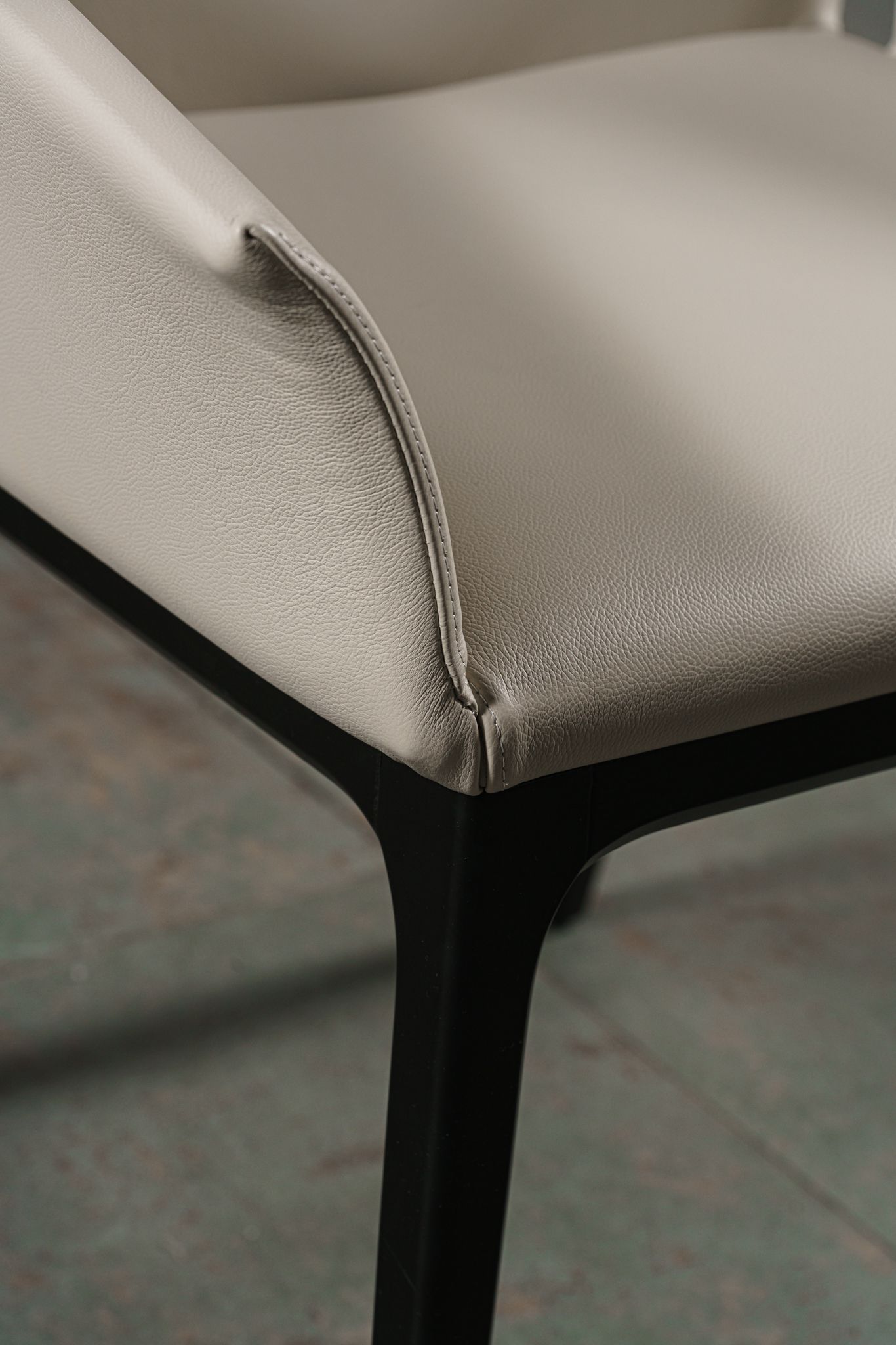 Cattelan Italia Стул с подлокотниками Arcadia pelle 948 lino/nero от Cattelan Italia — в интерьере