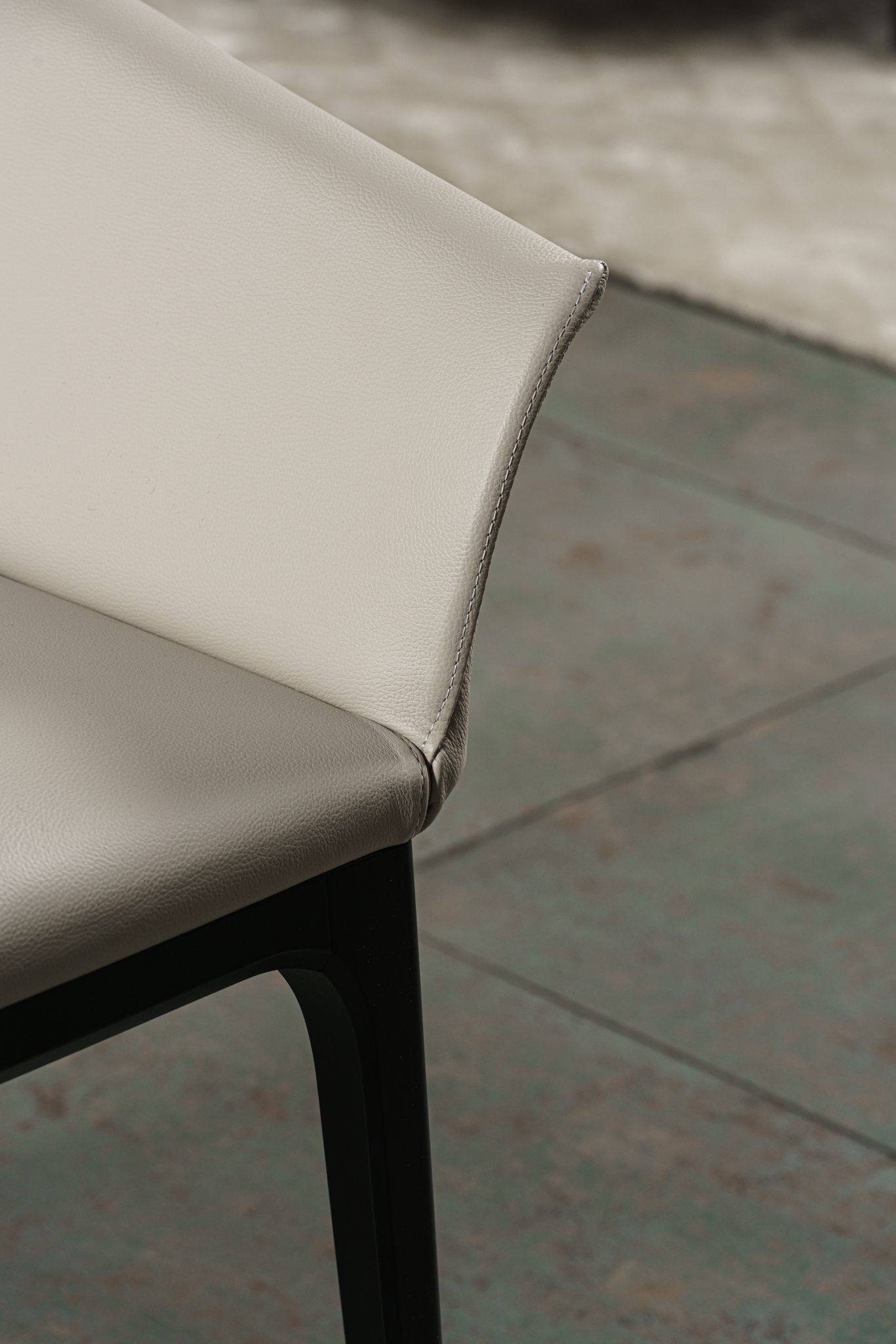 Cattelan Italia Стул с подлокотниками Arcadia pelle 948 lino/nero от Cattelan Italia — в интерьере