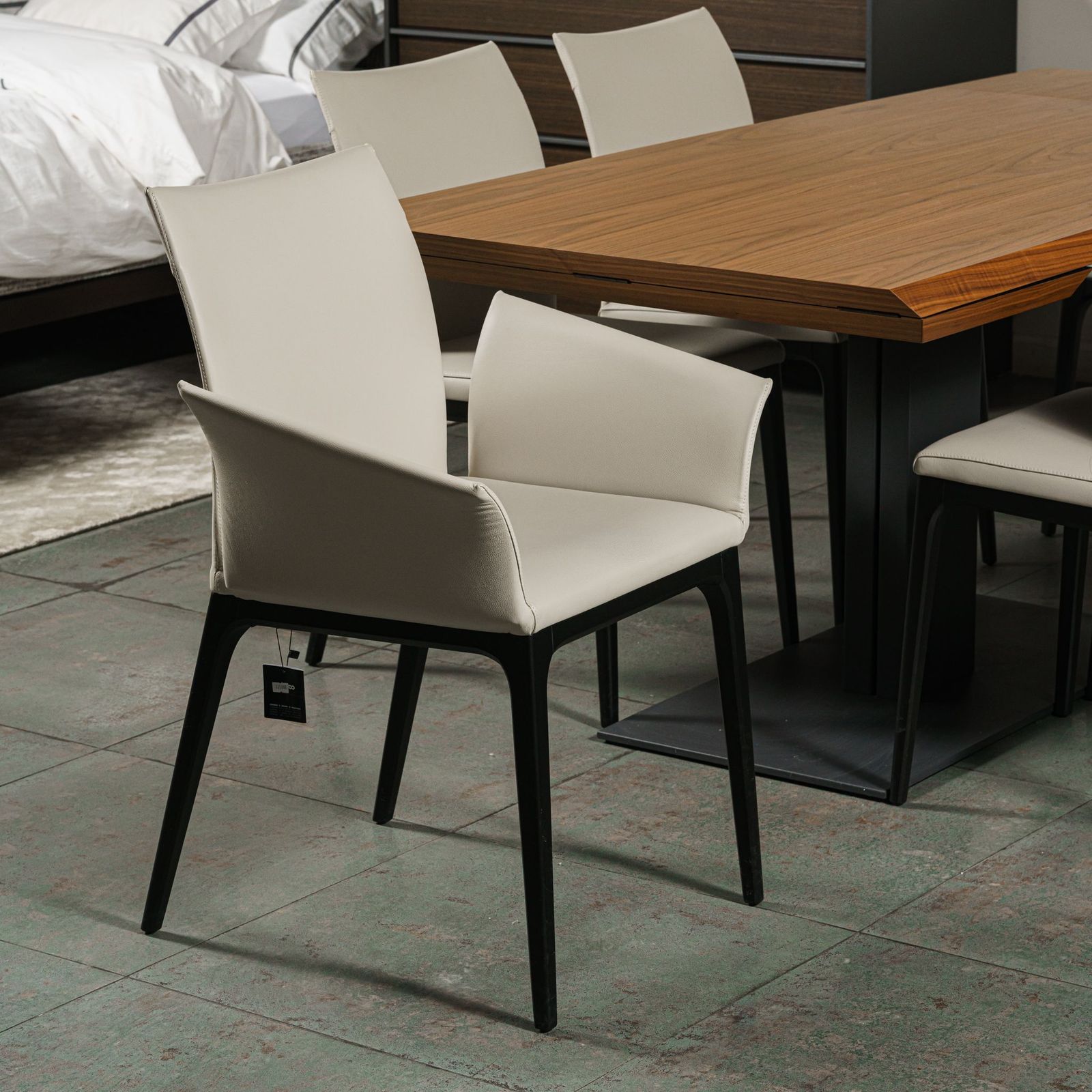 Cattelan Italia Стул с подлокотниками Arcadia pelle 948 lino/nero от Cattelan Italia — в интерьере