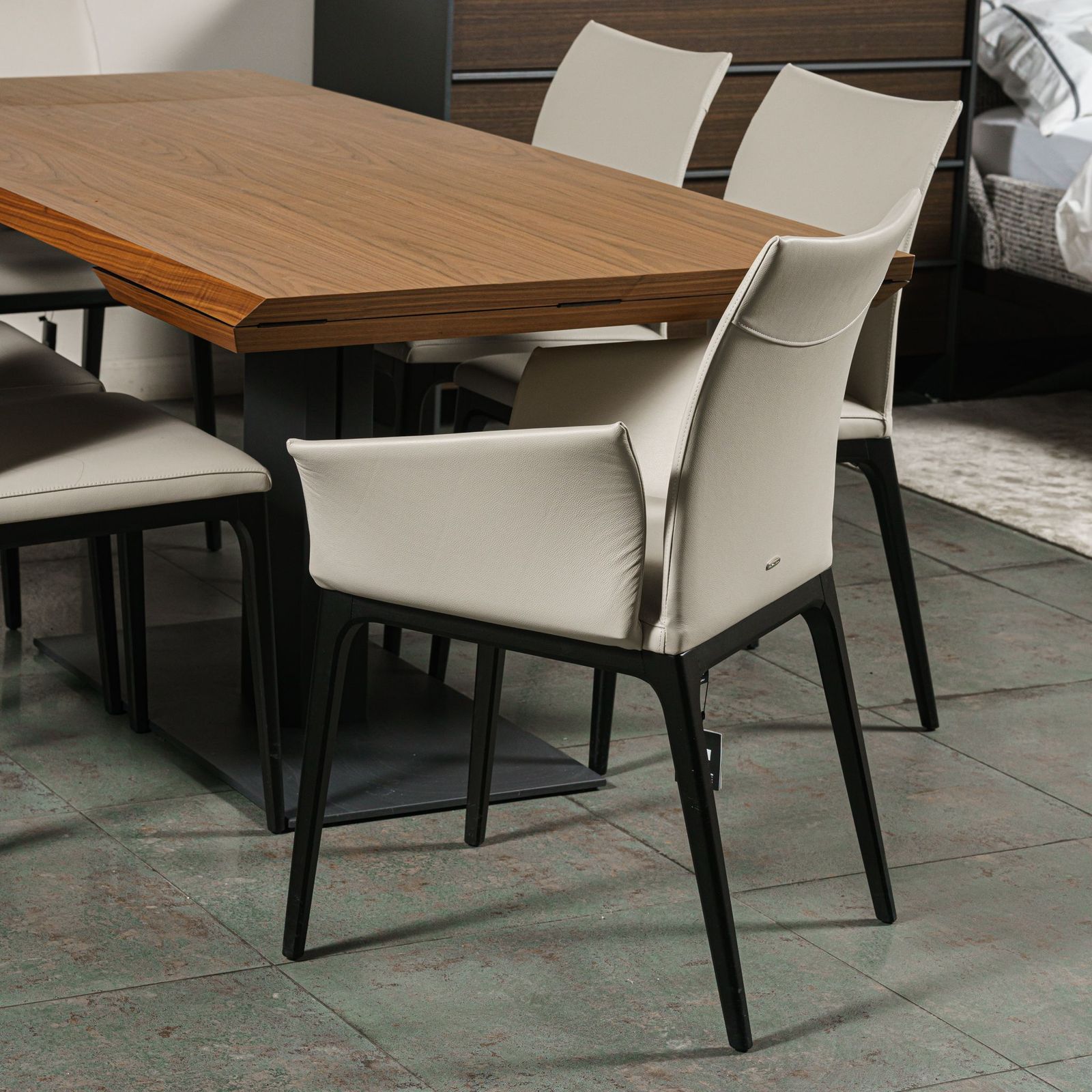 Cattelan Italia Стул с подлокотниками Arcadia pelle 948 lino/nero от Cattelan Italia — в интерьере
