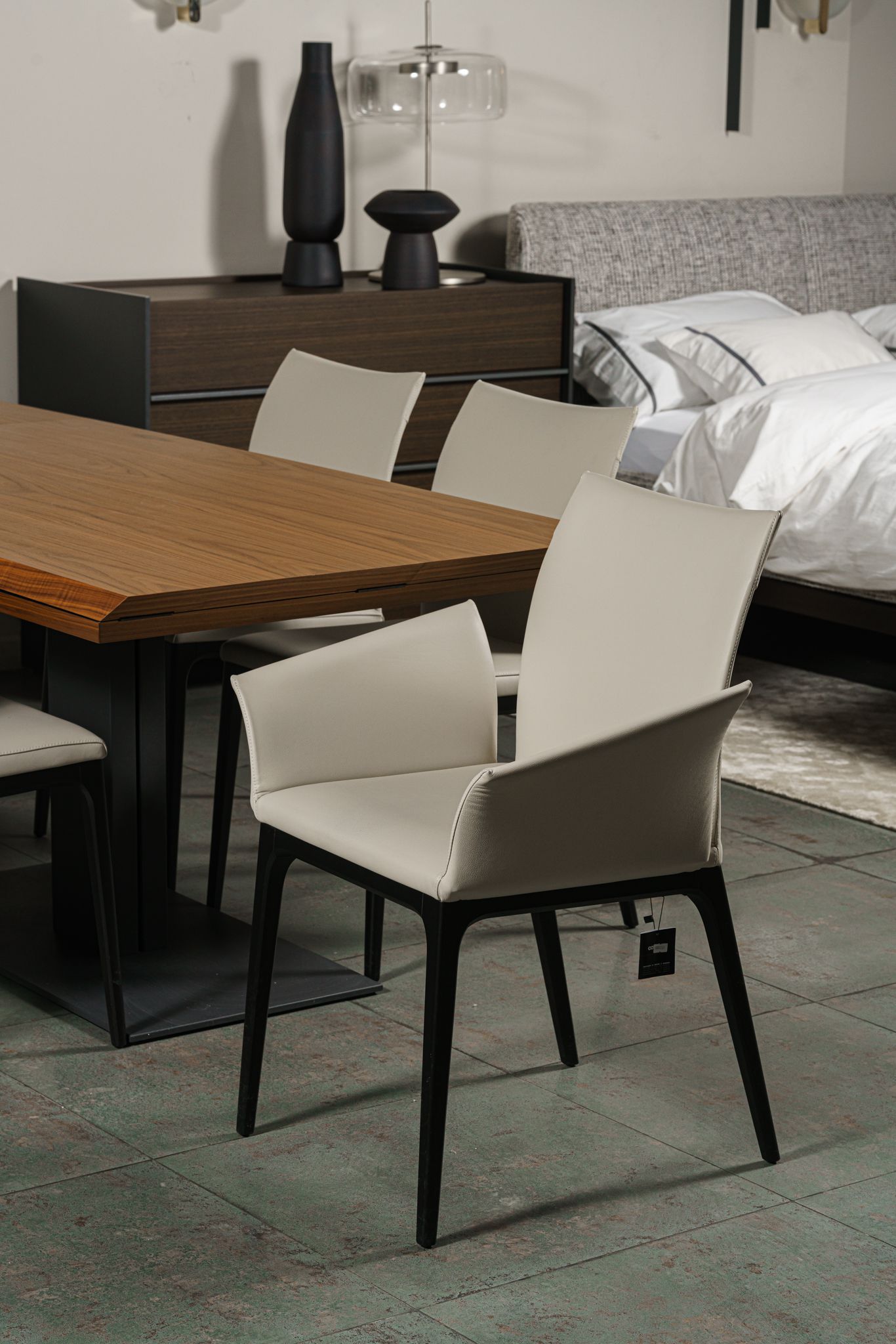 Cattelan Italia Стул с подлокотниками Arcadia pelle 948 lino/nero от Cattelan Italia — в интерьере