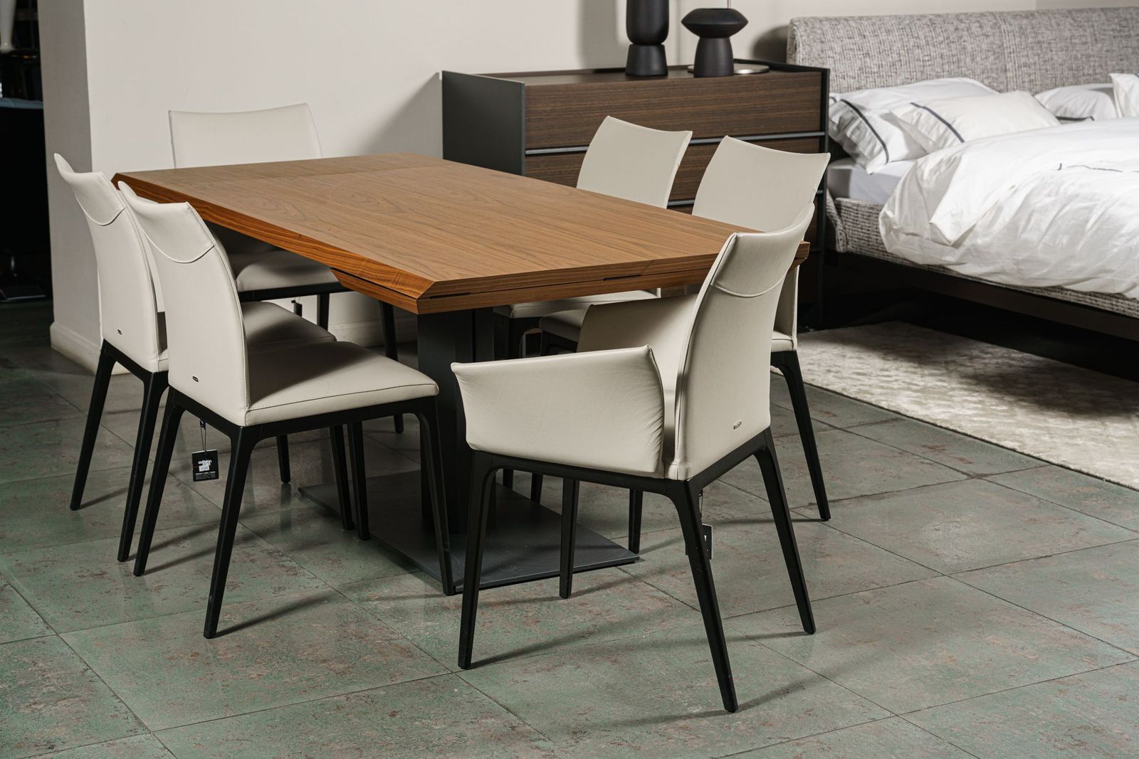 Cattelan Italia Стул с подлокотниками Arcadia pelle 948 lino/nero от Cattelan Italia — в интерьере