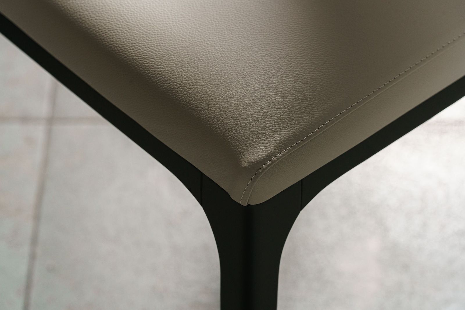 Cattelan Italia Стул с подлокотниками Arcadia pelle 948 lino/nero от Cattelan Italia — в интерьере