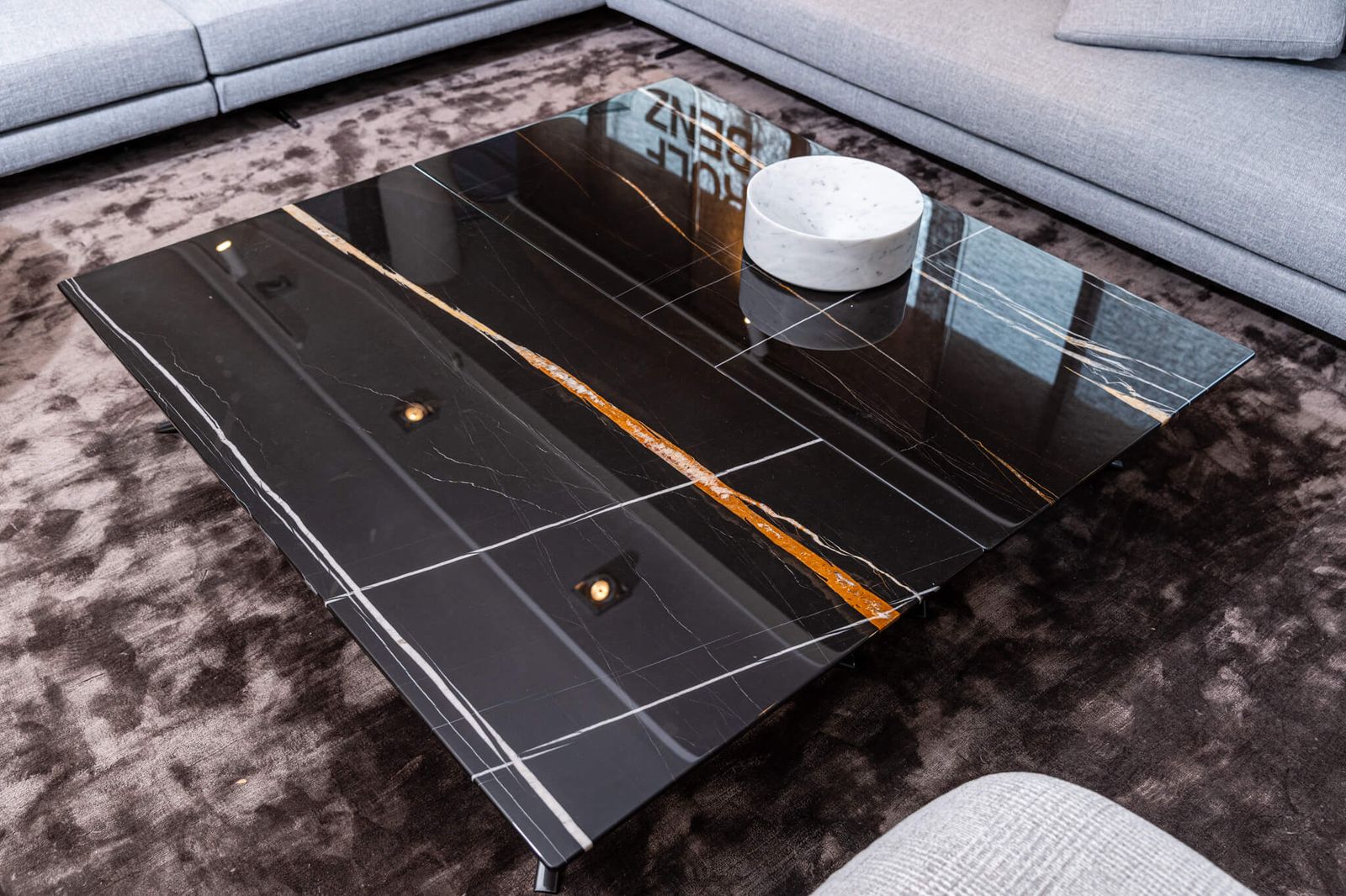 Poliform Журнальный столик Mondrian 140*70*29 Sahara Noir levigato от Poliform — в интерьере