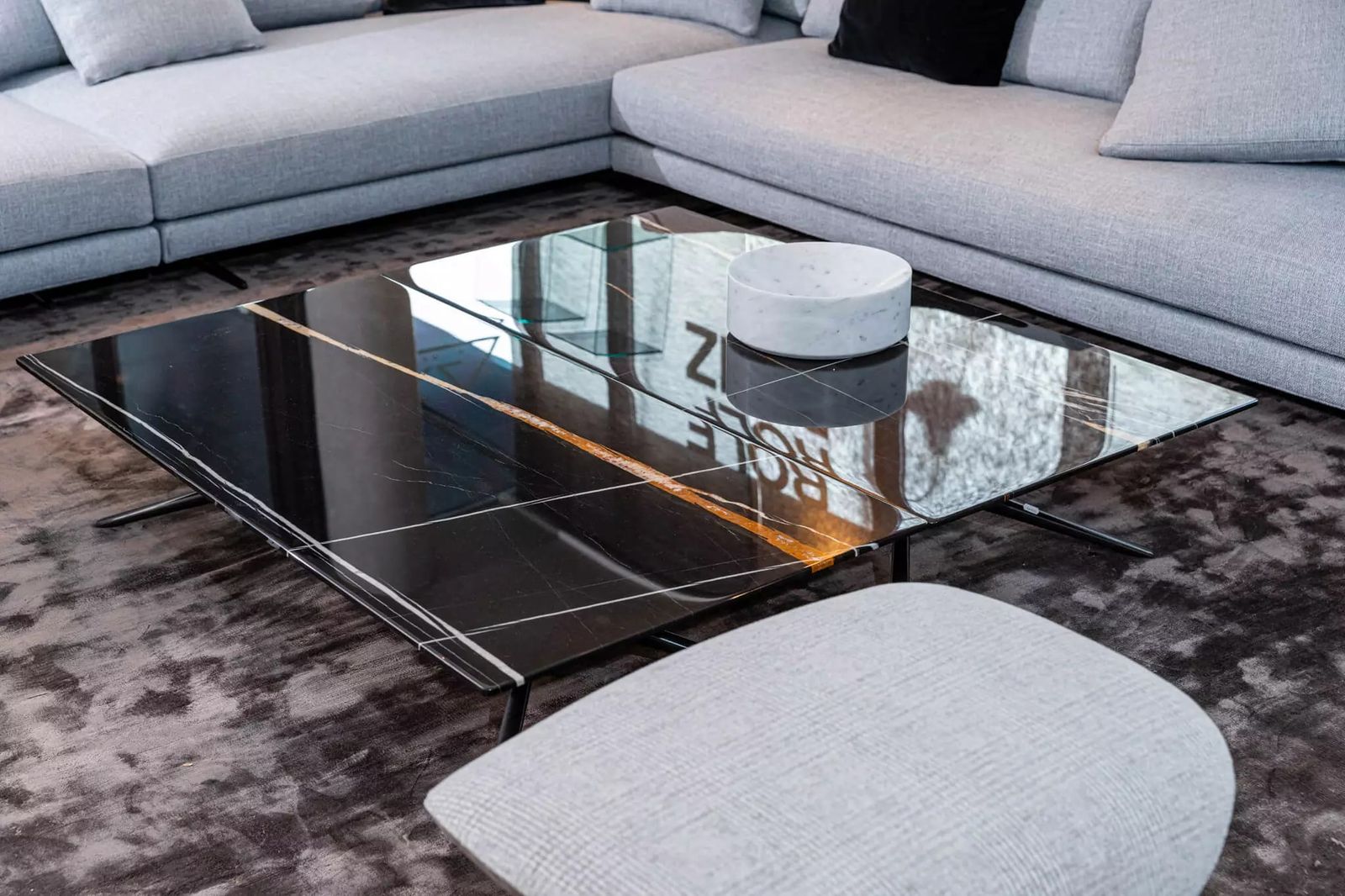 Poliform Журнальный столик Mondrian 140*70*29 Sahara Noir levigato от Poliform — в интерьере