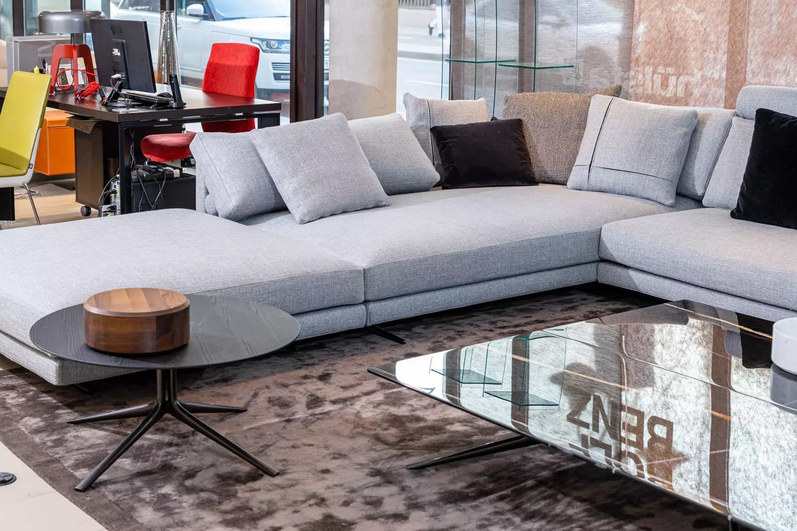 Poliform Журнальный столик Mondrian 140*70*29 Sahara Noir levigato от Poliform — в интерьере