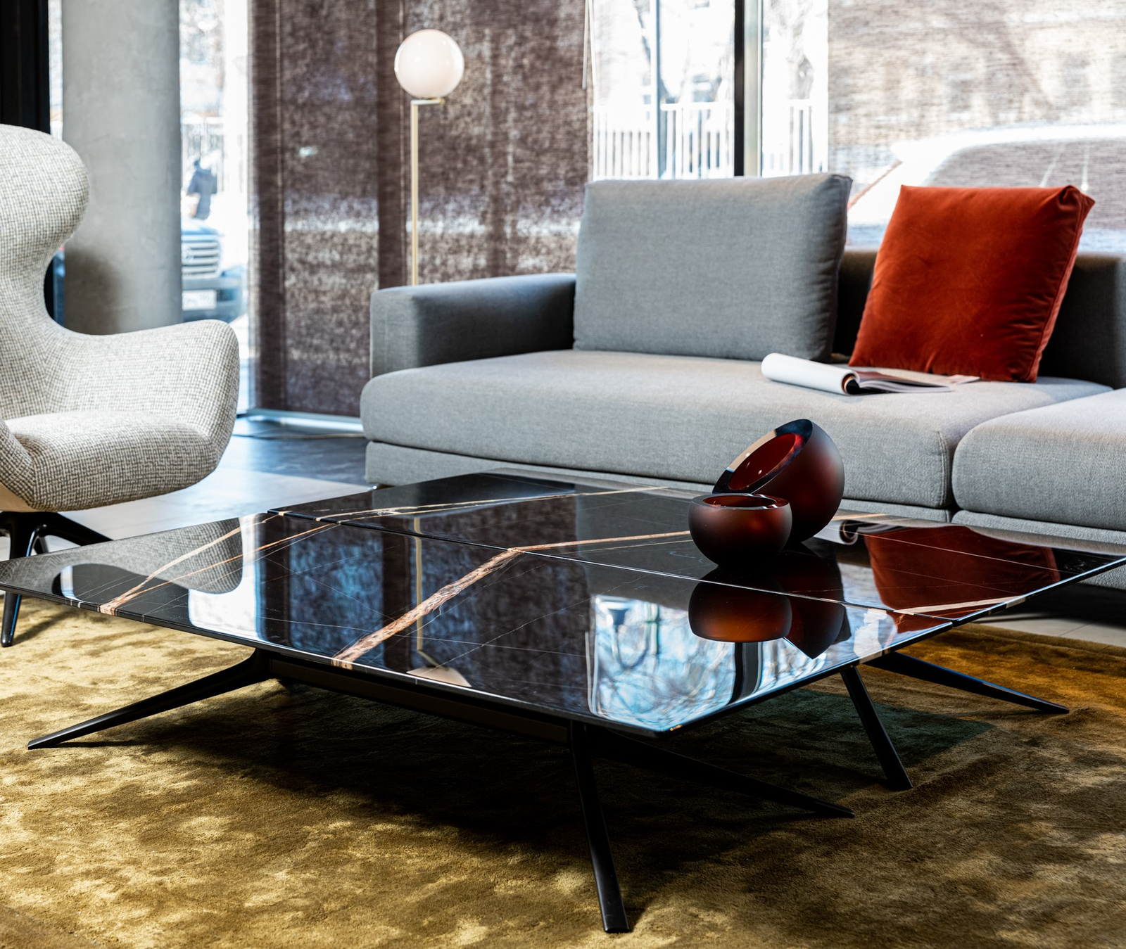 Poliform Журнальный столик Mondrian 140*70*29 Sahara Noir levigato от Poliform — в интерьере