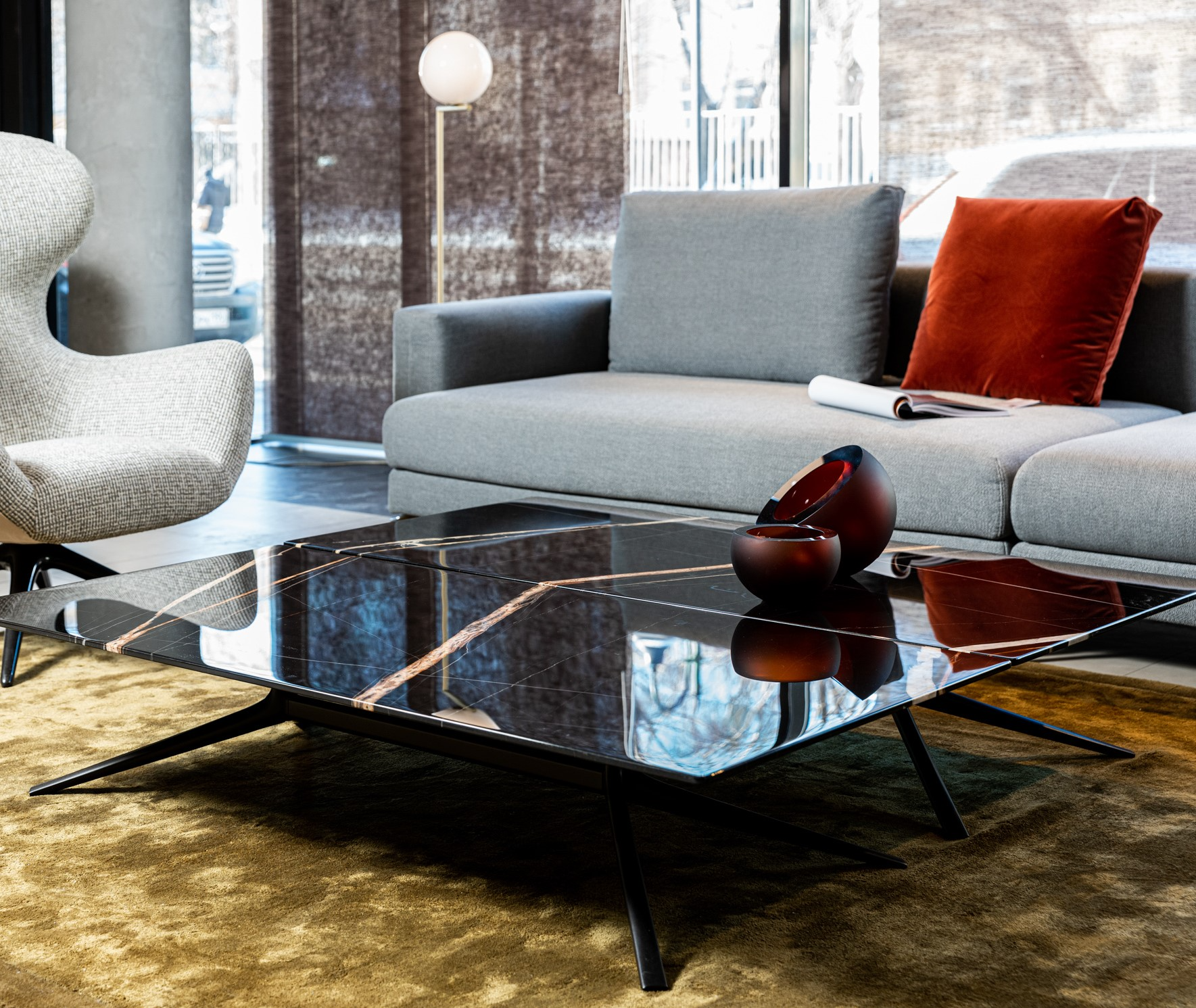 Poliform Журнальный столик Mondrian 140*70*29 Sahara Noir levigato от Poliform — в интерьере