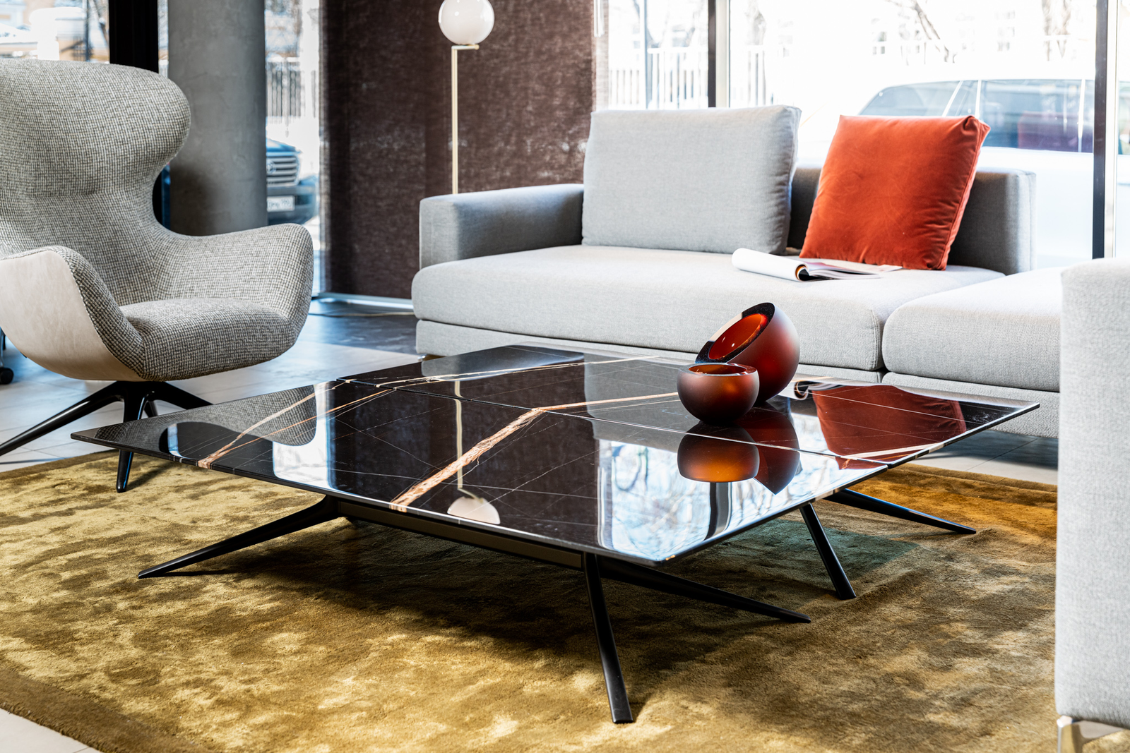 Poliform Журнальный столик Mondrian 140*70*29 Sahara Noir levigato от Poliform — в интерьере