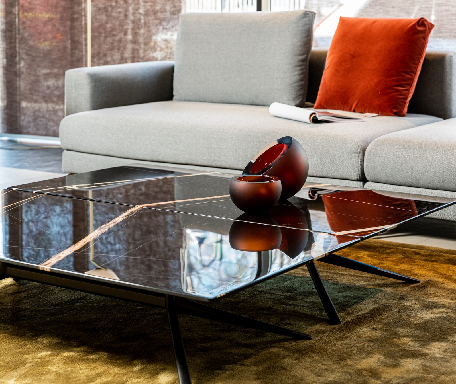Poliform Журнальный столик Mondrian 140*70*29 Sahara Noir levigato от Poliform — в интерьере