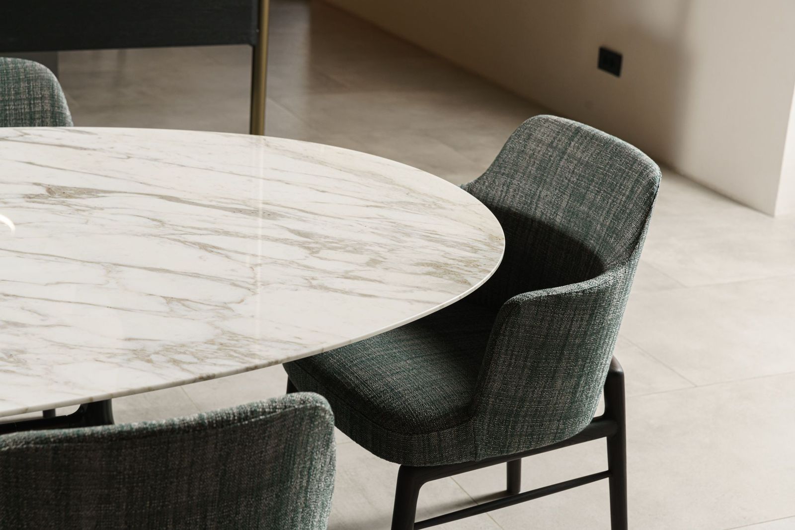 Poliform Стол Mondrian Calacatta oro lucido от Poliform — в интерьере