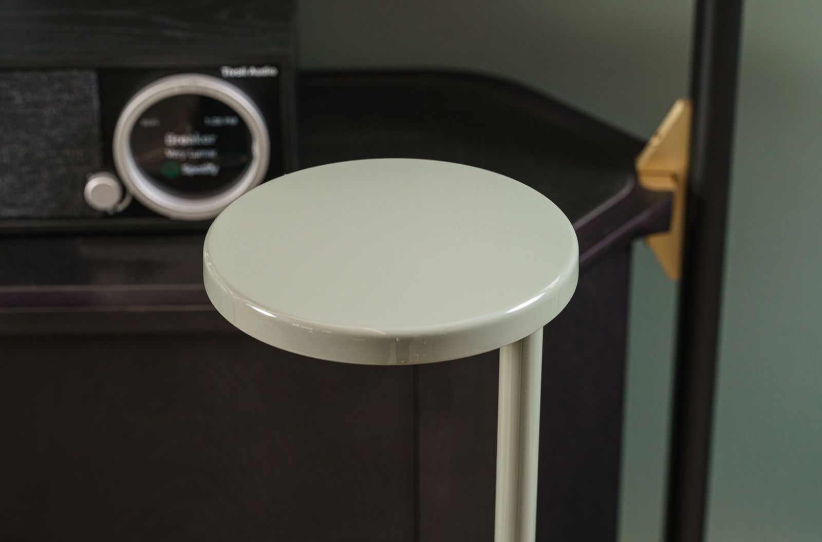 Flos Торшер OBLIQUE USB Salvia от Flos — в интерьере