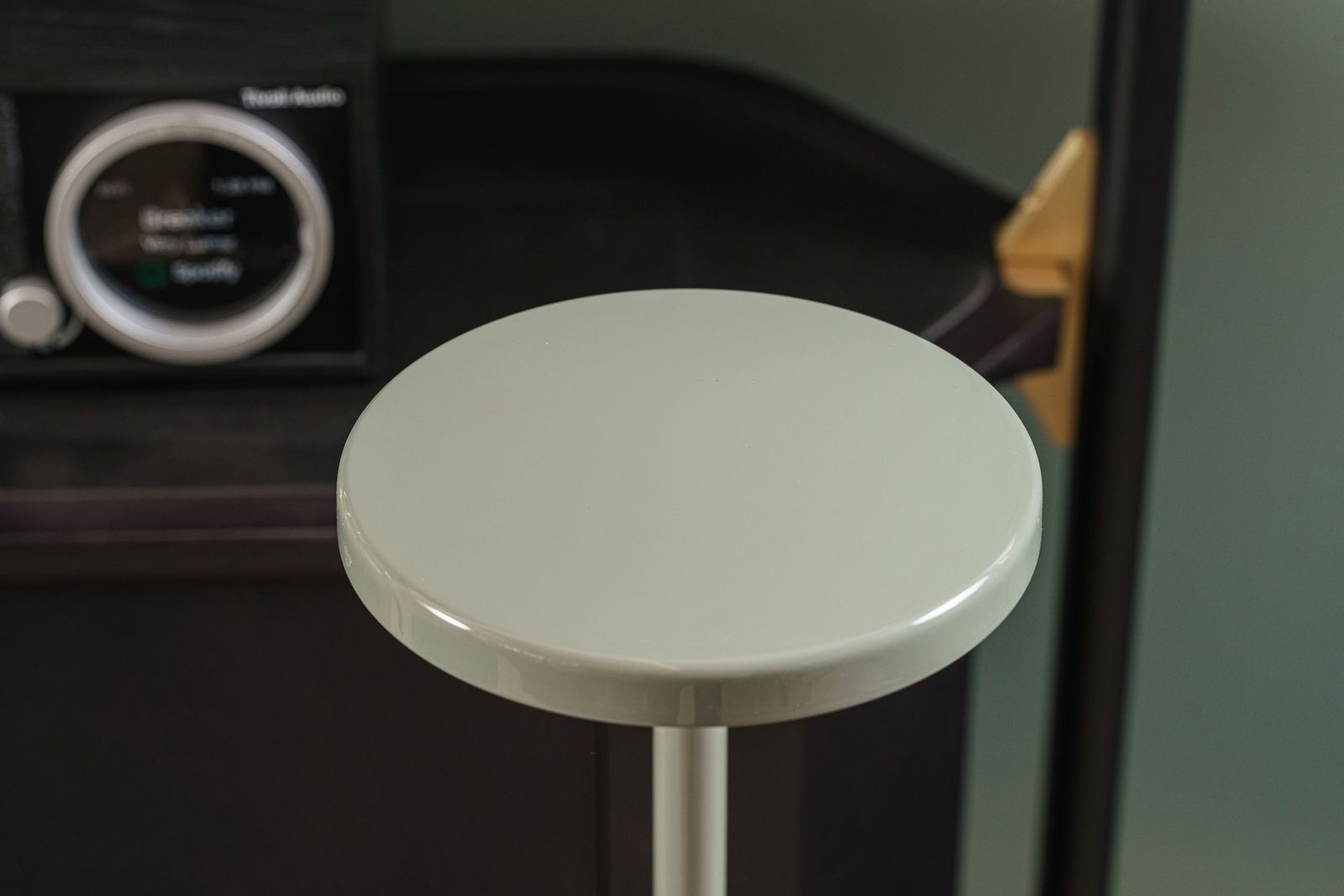 Flos Торшер OBLIQUE USB Salvia от Flos — в интерьере