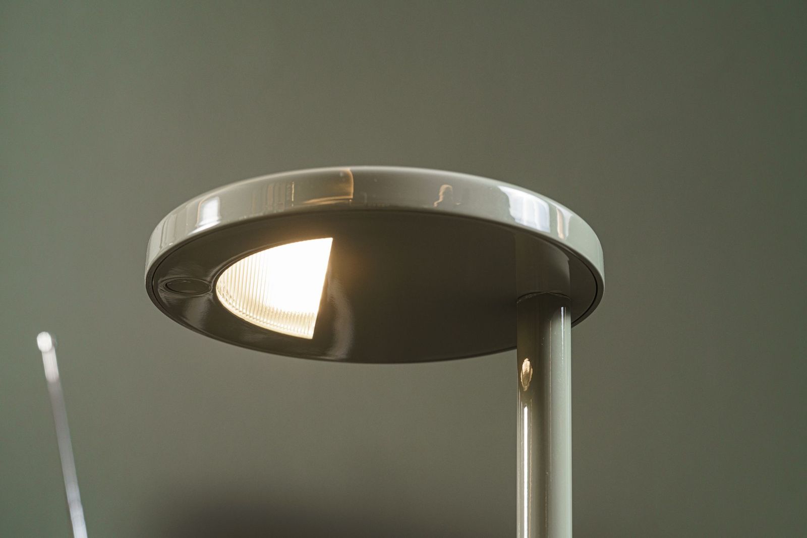 Flos Торшер OBLIQUE USB Salvia от Flos — в интерьере