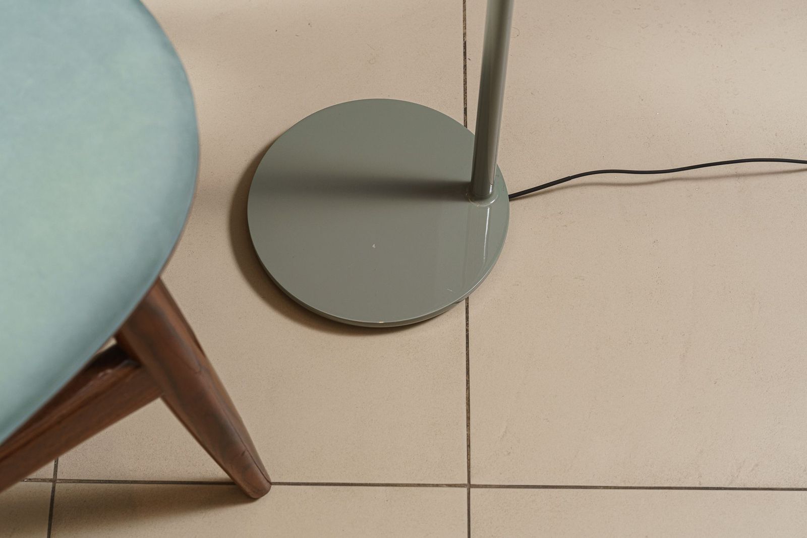Flos Торшер OBLIQUE USB Salvia от Flos — в интерьере