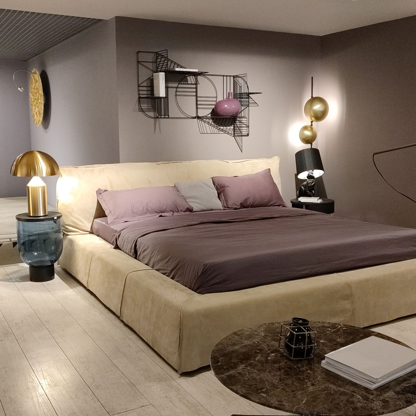 Baxter Кровать Paris Nabuck Sable от Baxter — в интерьере