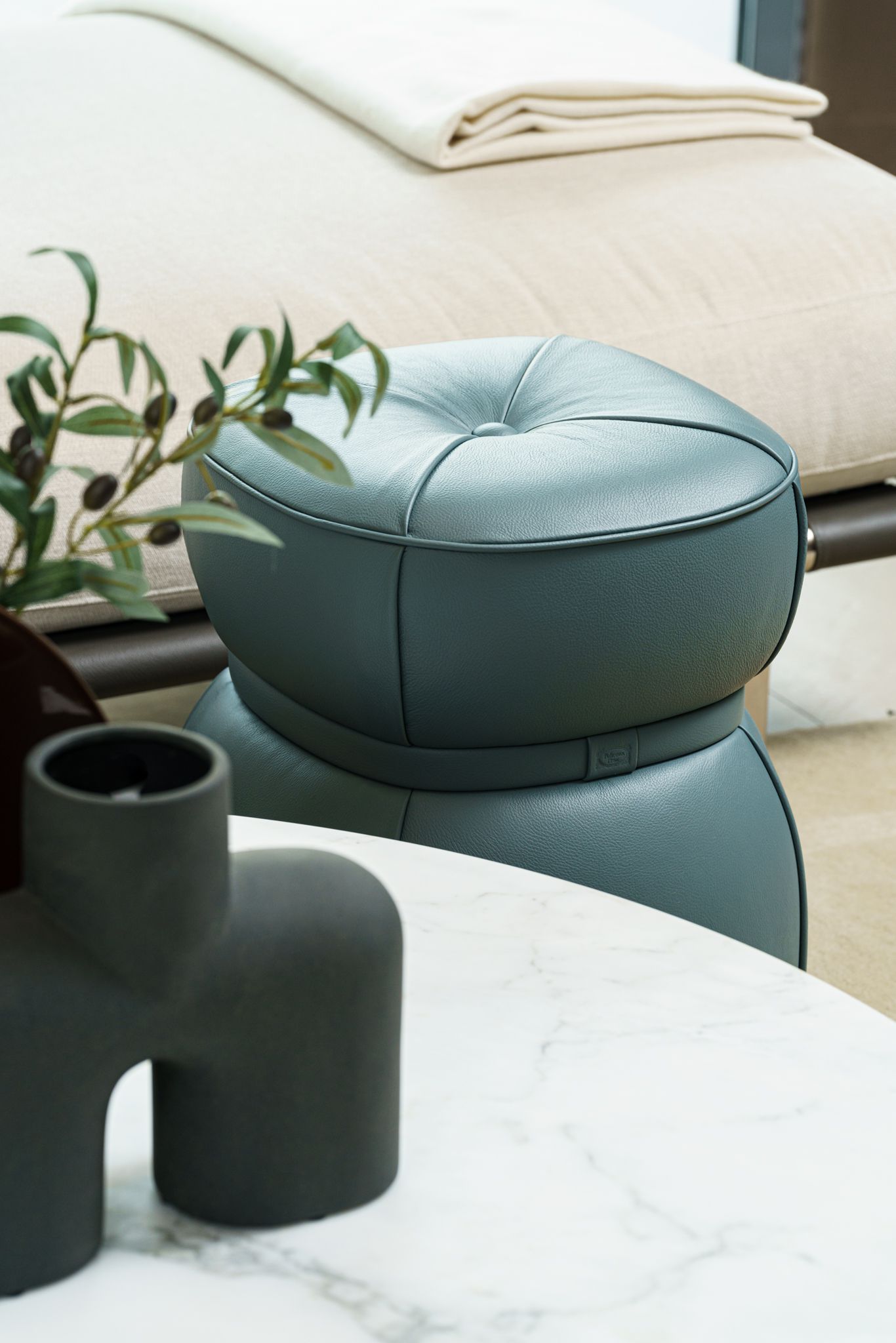 Poltrona Frau Банкетка Lepli Steel Blue от Poltrona Frau — в интерьере
