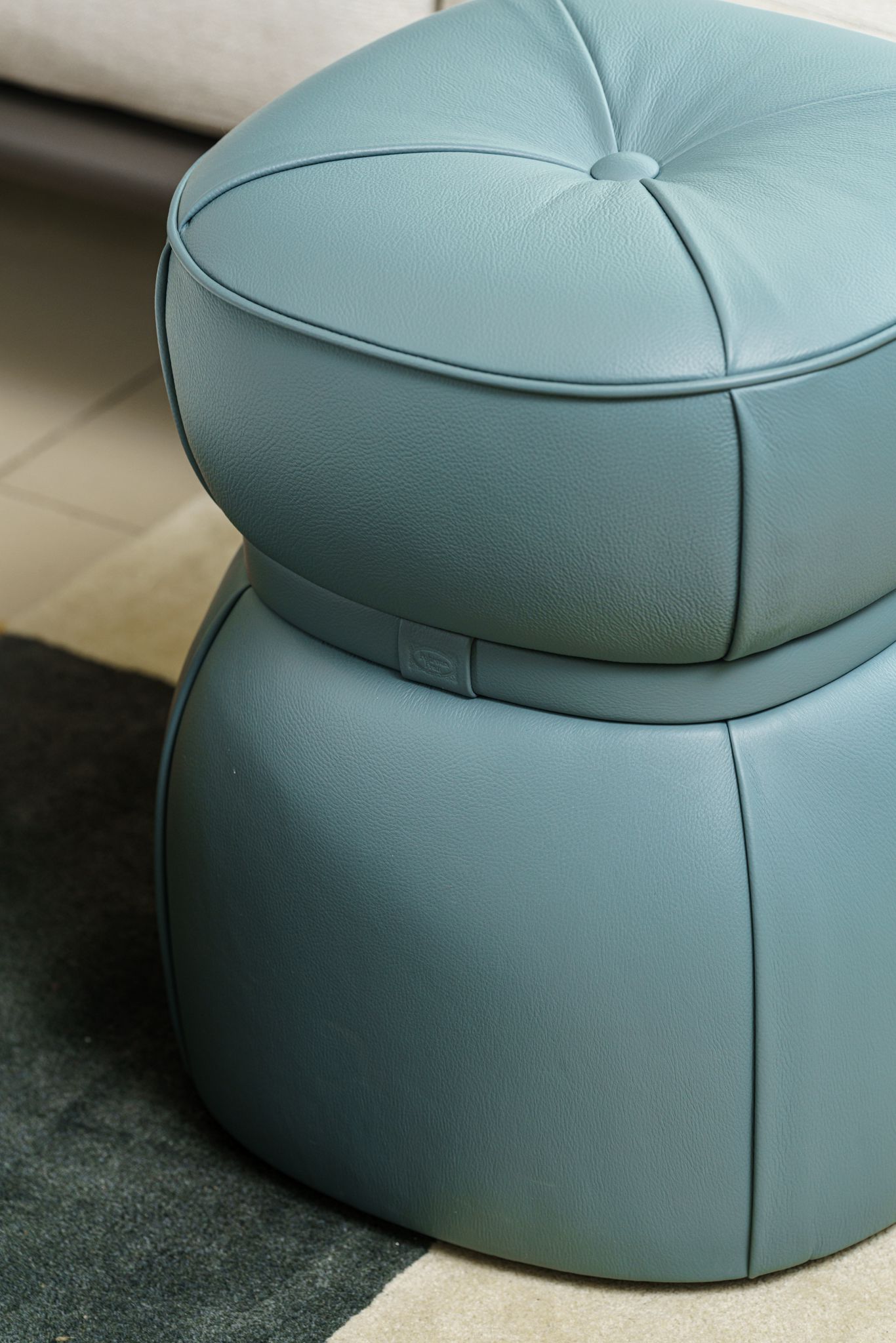 Poltrona Frau Банкетка Lepli Steel Blue от Poltrona Frau — в интерьере