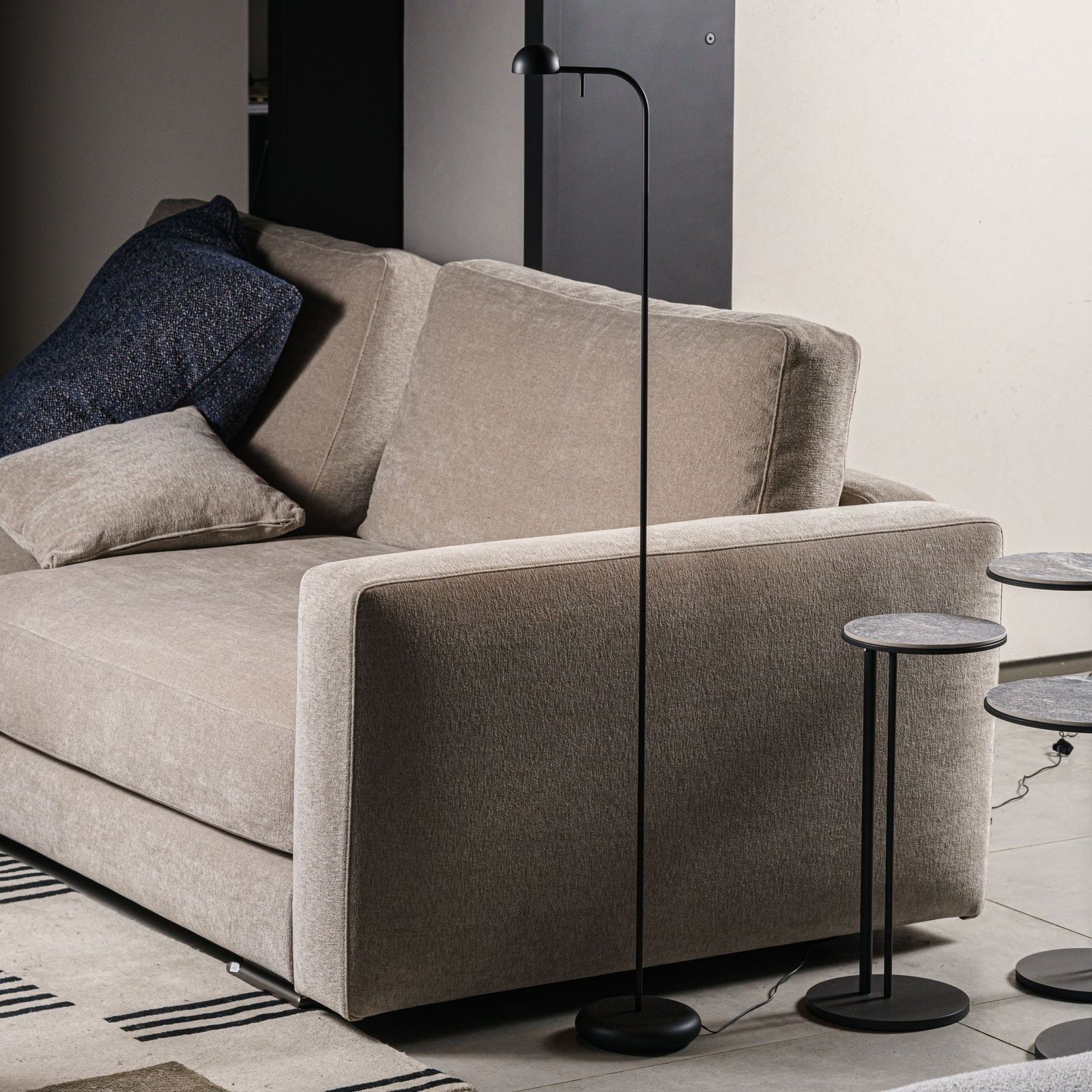 Vibia Торшер Pin 1660 Black от Vibia — в интерьере