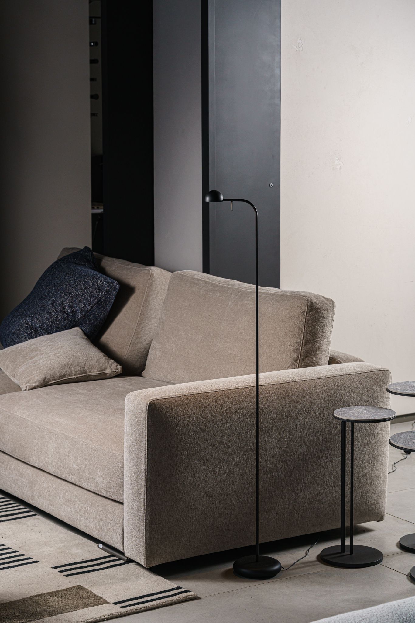Vibia Торшер Pin 1660 Black от Vibia — в интерьере