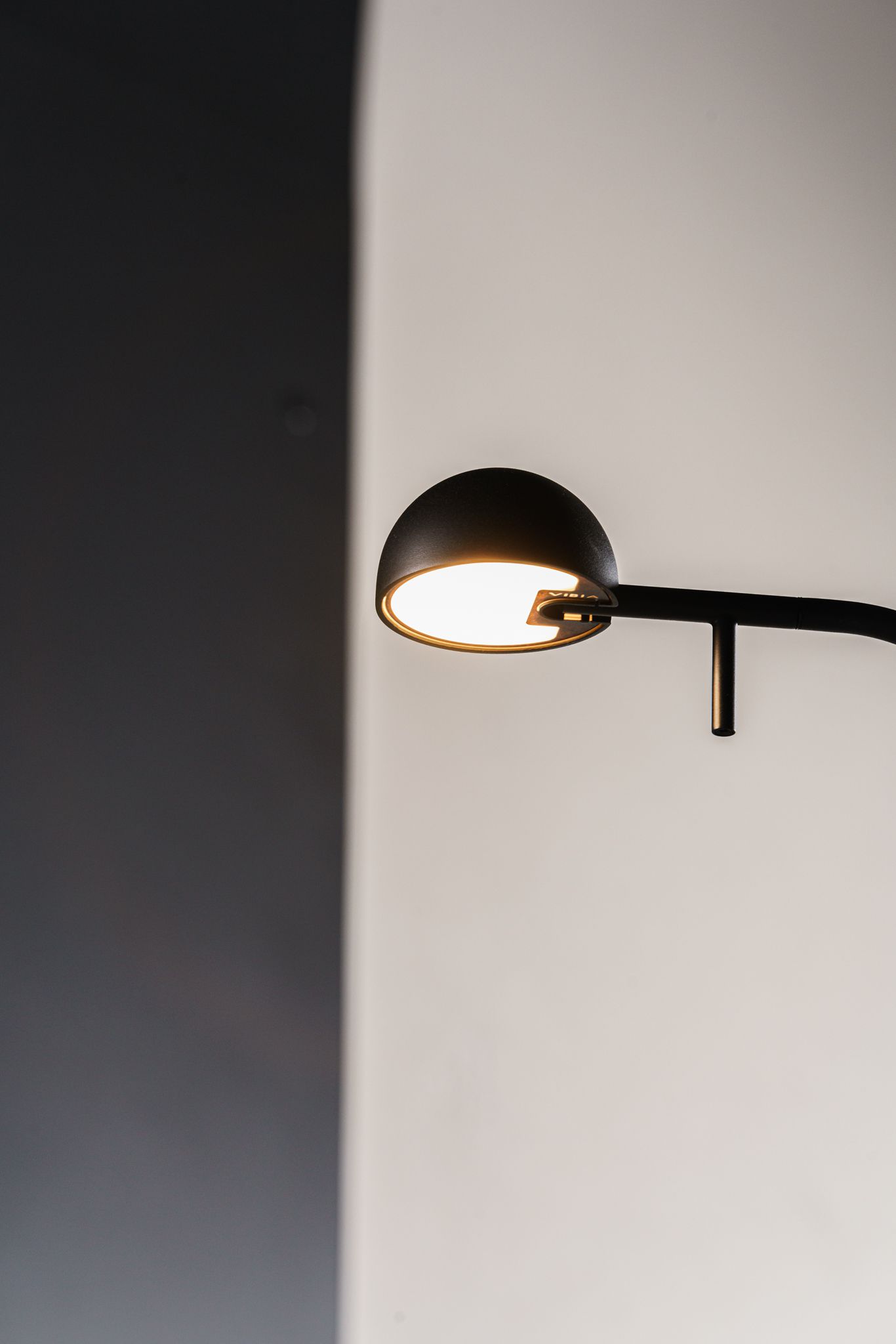 Vibia Торшер Pin 1660 Black от Vibia — в интерьере