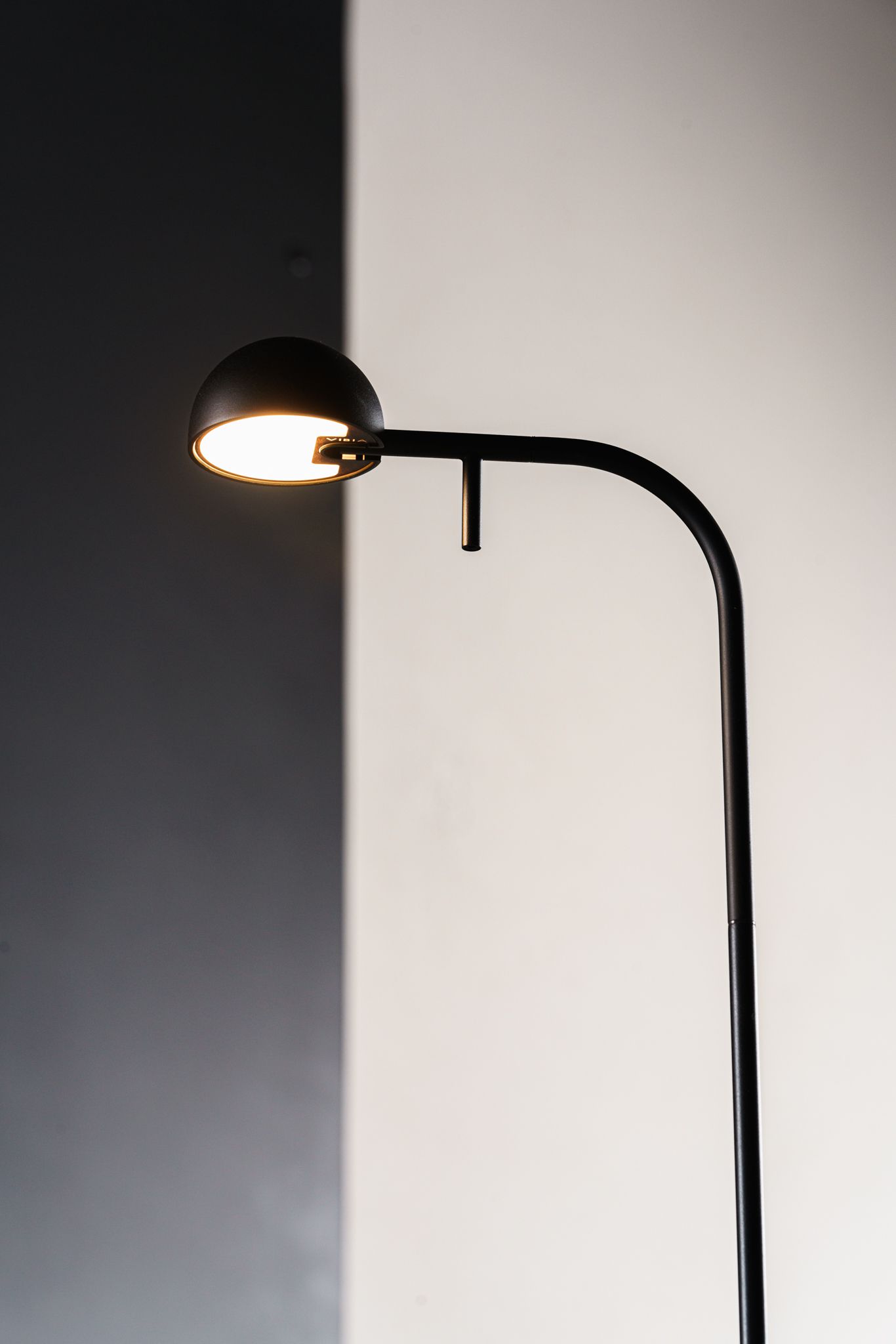 Vibia Торшер Pin 1660 Black от Vibia — в интерьере