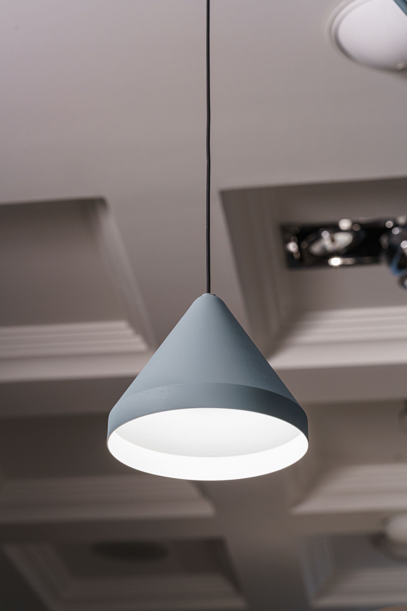 Vibia Подвесной торшер North 5666 Blue от Vibia — в интерьере