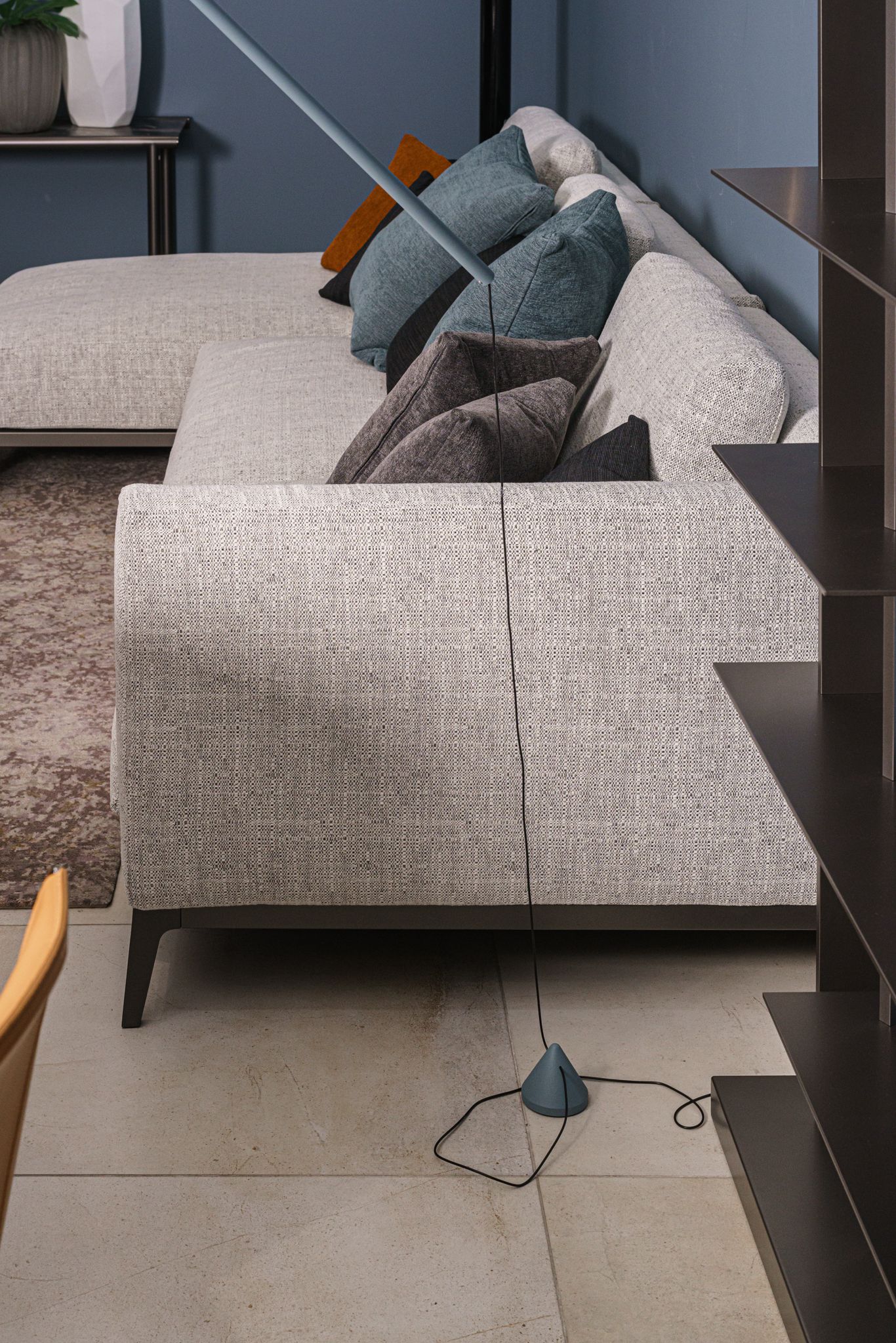 Vibia Подвесной торшер North 5666 Blue от Vibia — в интерьере