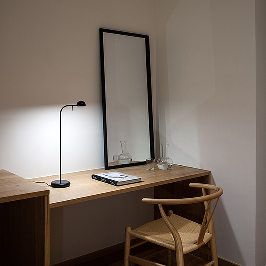 Vibia Настольная лампа Pin 1655 Cream от Vibia — в интерьере
