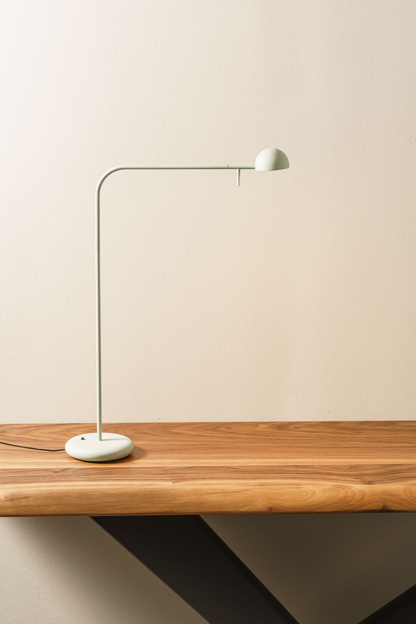 Vibia Настольная лампа Pin 1655 Green от Vibia — в интерьере