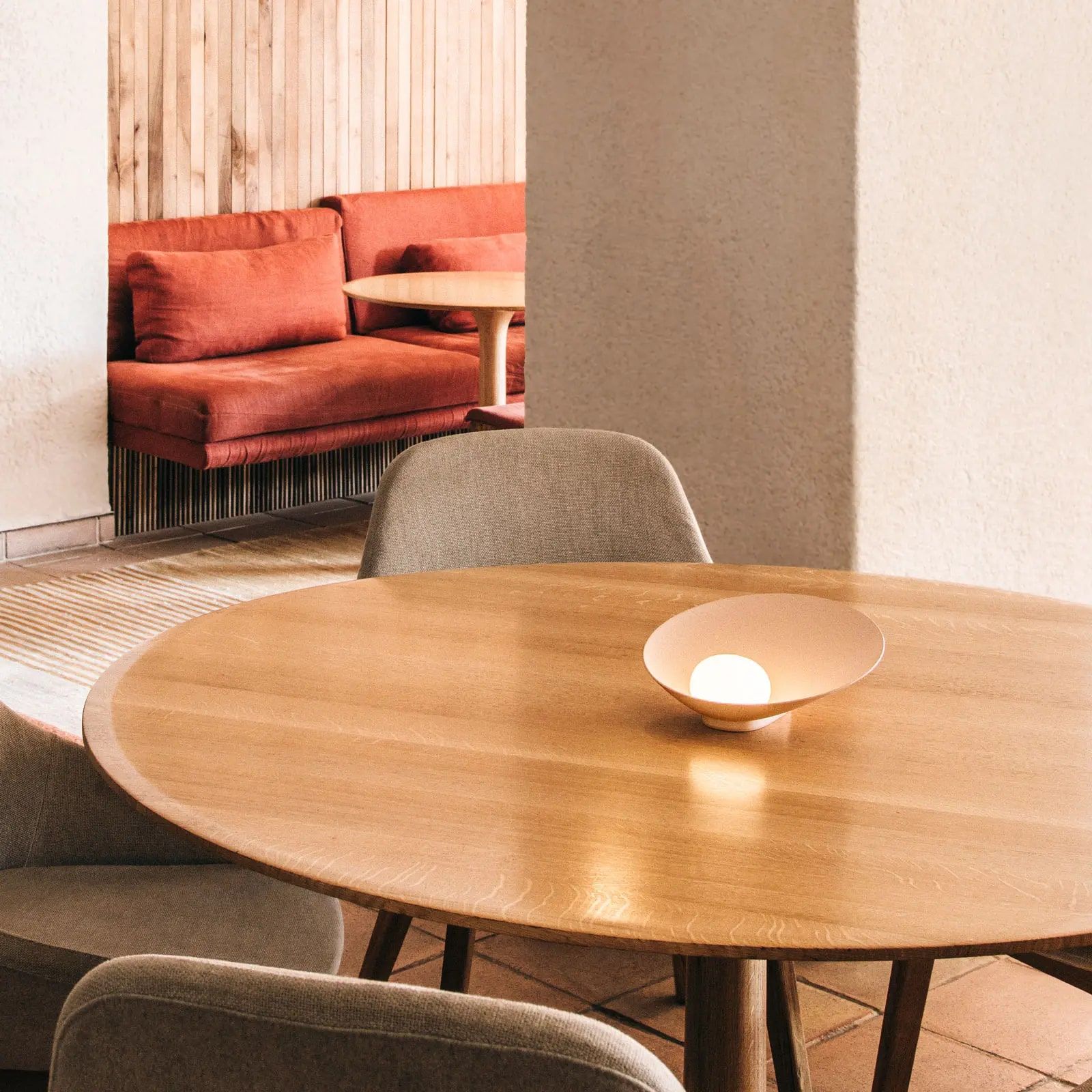 Vibia Настольная лампа Musa 7402 Biege от Vibia — в интерьере