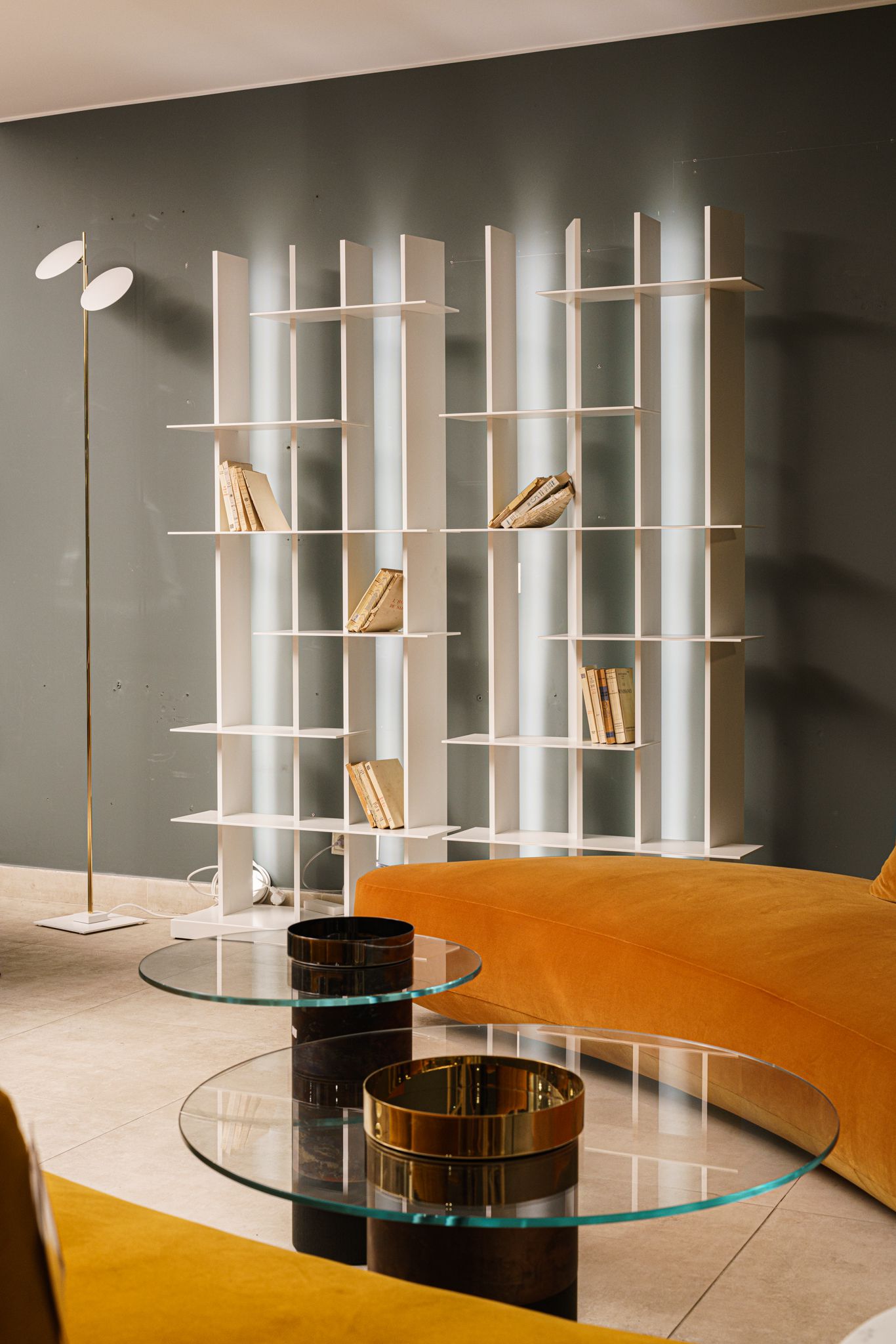 Flou Стеллаж с подсветкой CCLight White от Flou — в интерьере