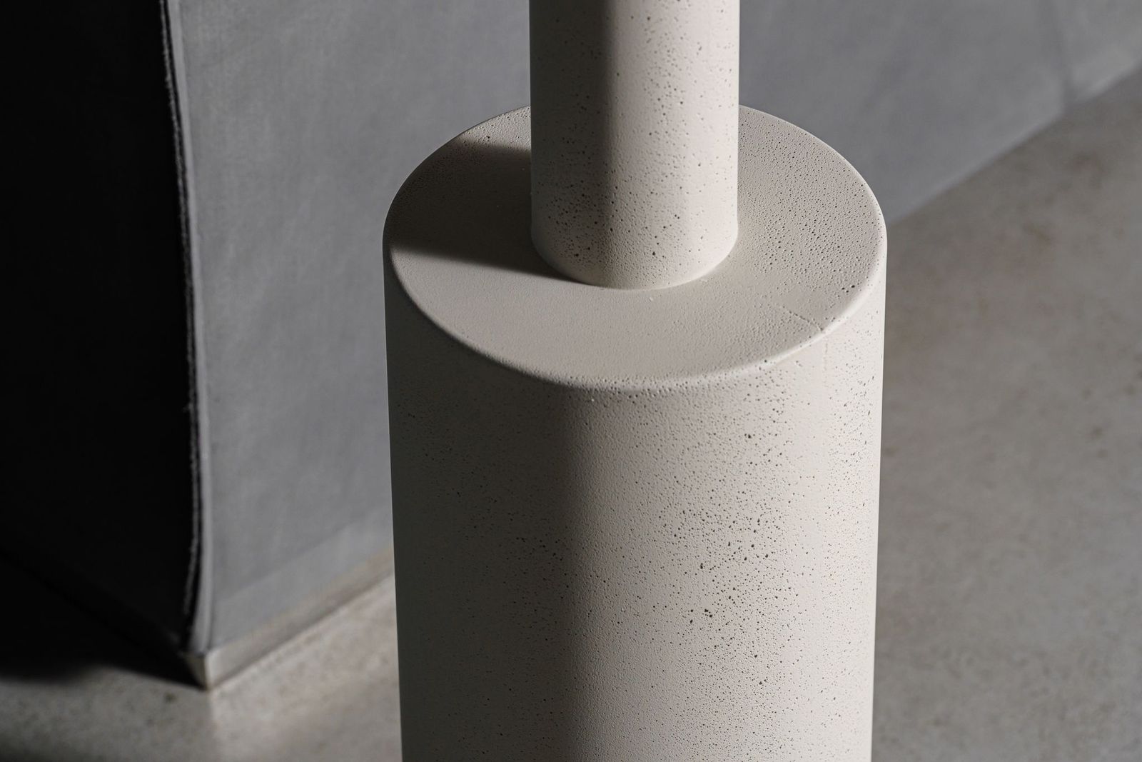 Baxter Журнальный столик Pilar 35 Concrete Sand / Anthracite Concrete от Baxter — в интерьере