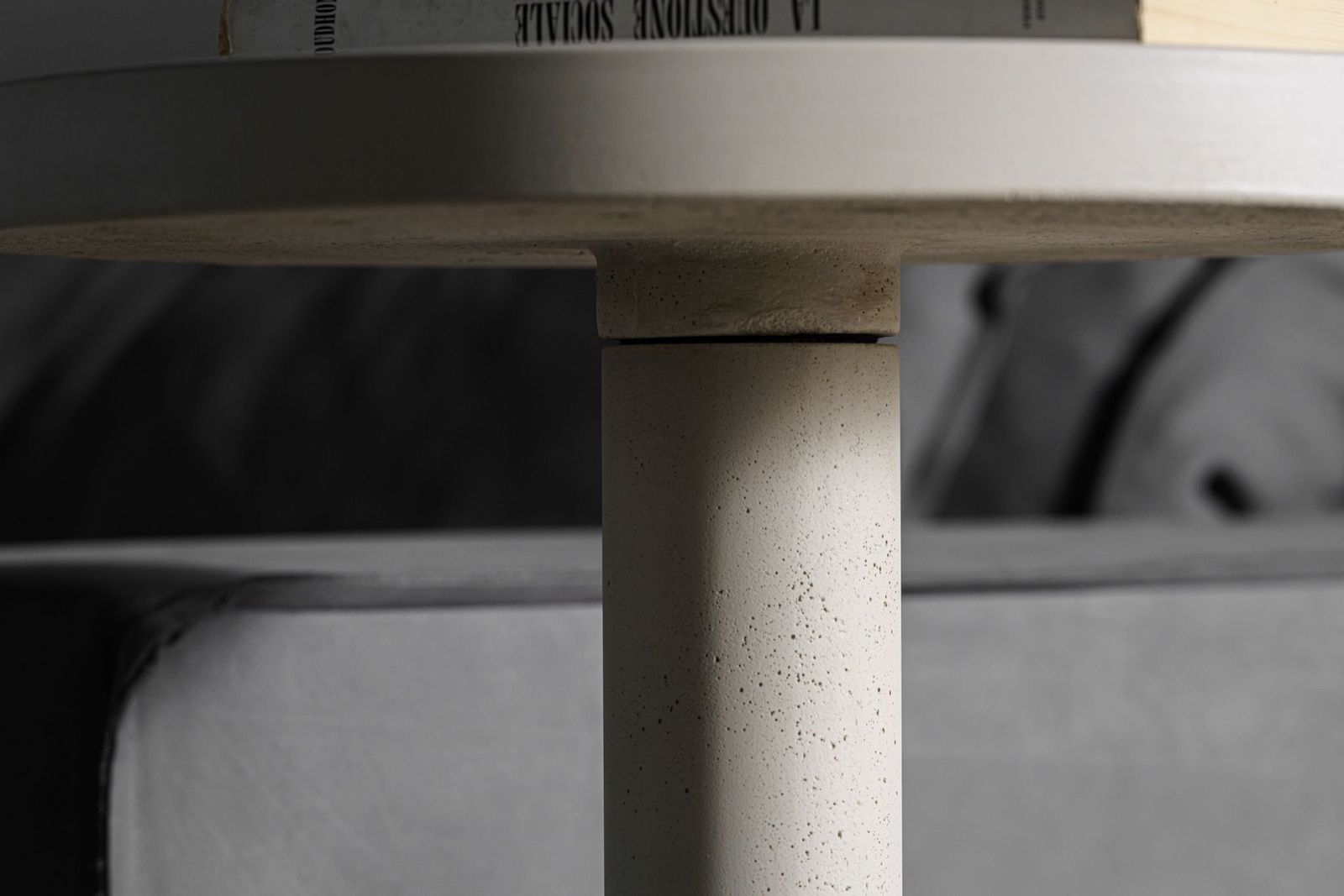 Baxter Журнальный столик Pilar 35 Concrete Sand / Anthracite Concrete от Baxter — в интерьере