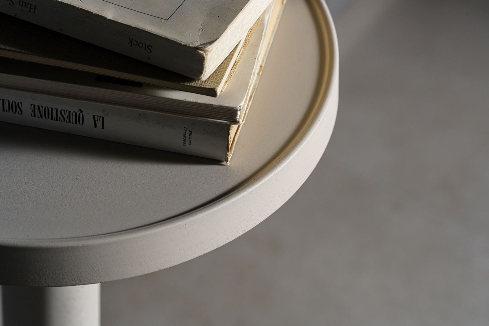 Baxter Журнальный столик Pilar 35 Concrete Sand / Anthracite Concrete от Baxter — в интерьере