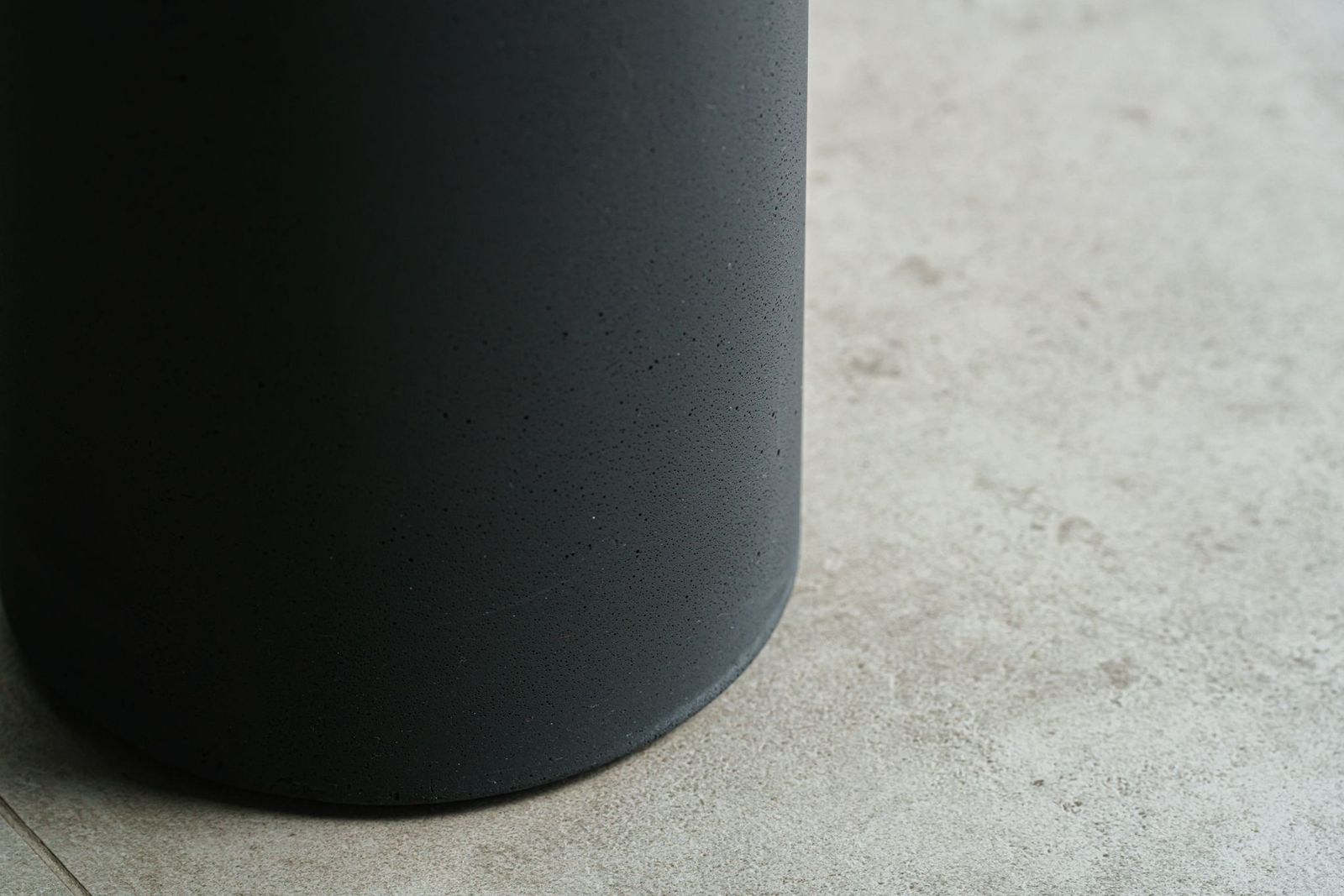 Baxter Журнальный столик Pilar 35 Concrete Sand / Anthracite Concrete от Baxter — в интерьере