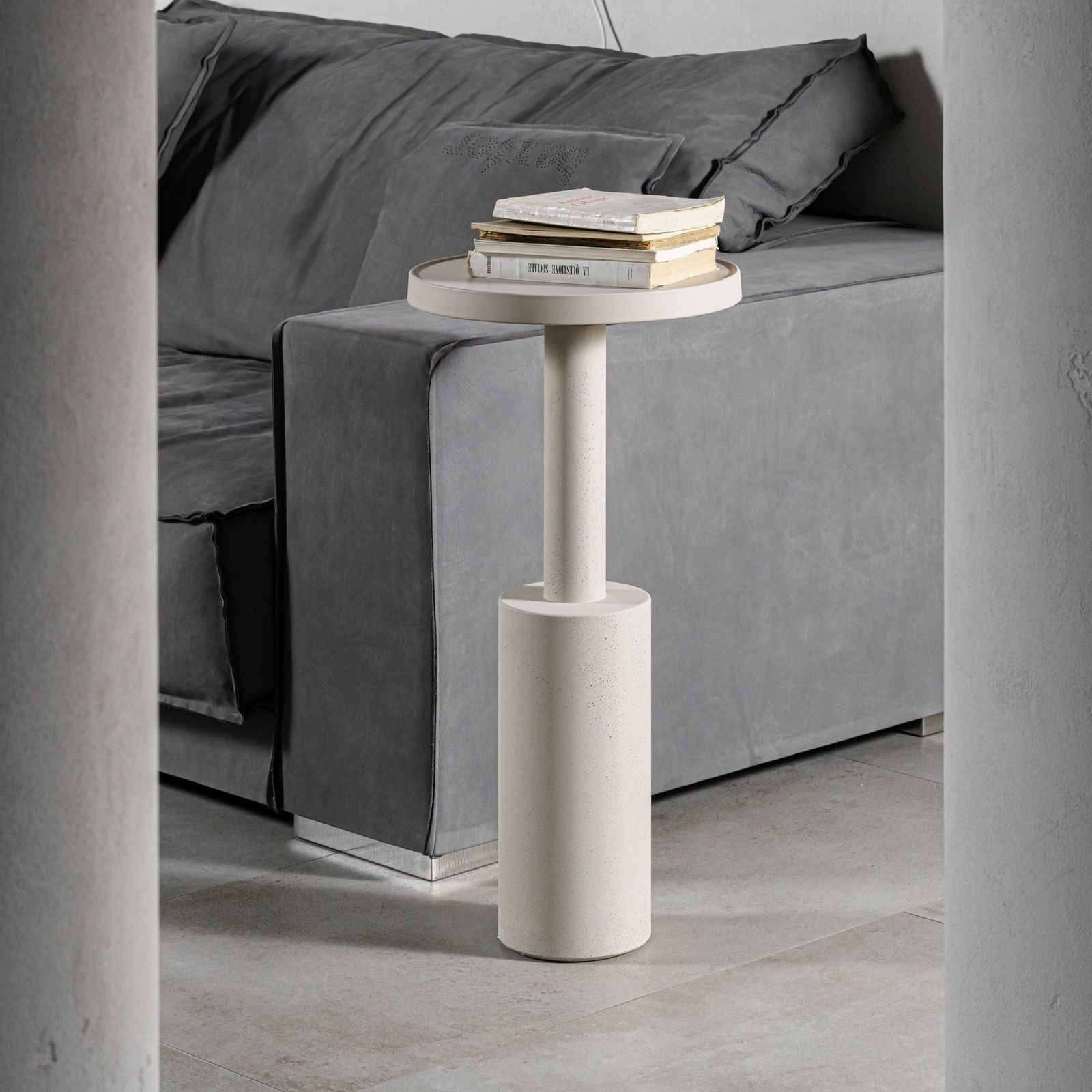 Baxter Журнальный столик Pilar 35 Concrete Sand / Anthracite Concrete от Baxter — в интерьере