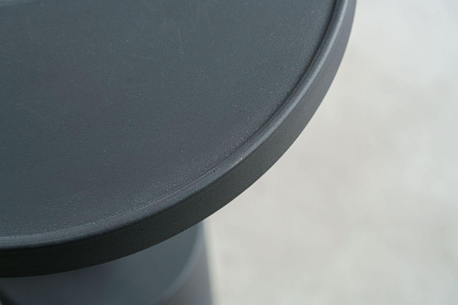 Baxter Журнальный столик Pilar 35 Concrete Sand / Anthracite Concrete от Baxter — в интерьере