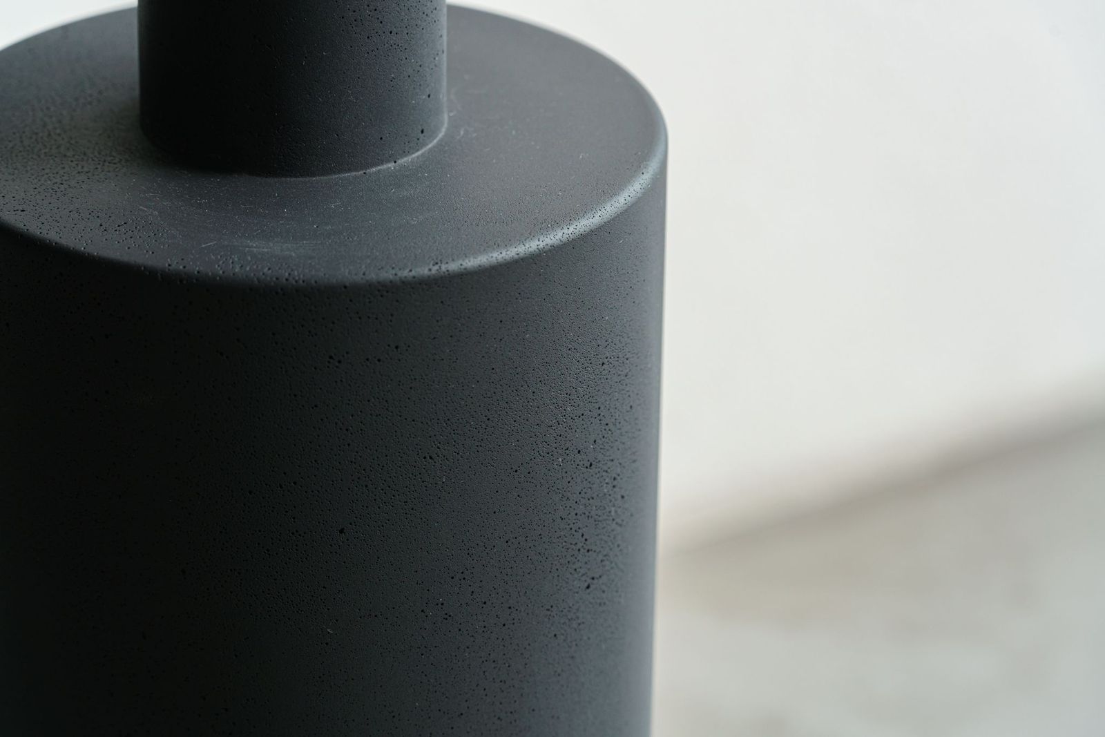 Baxter Журнальный столик Pilar 35 Concrete Sand / Anthracite Concrete от Baxter — в интерьере