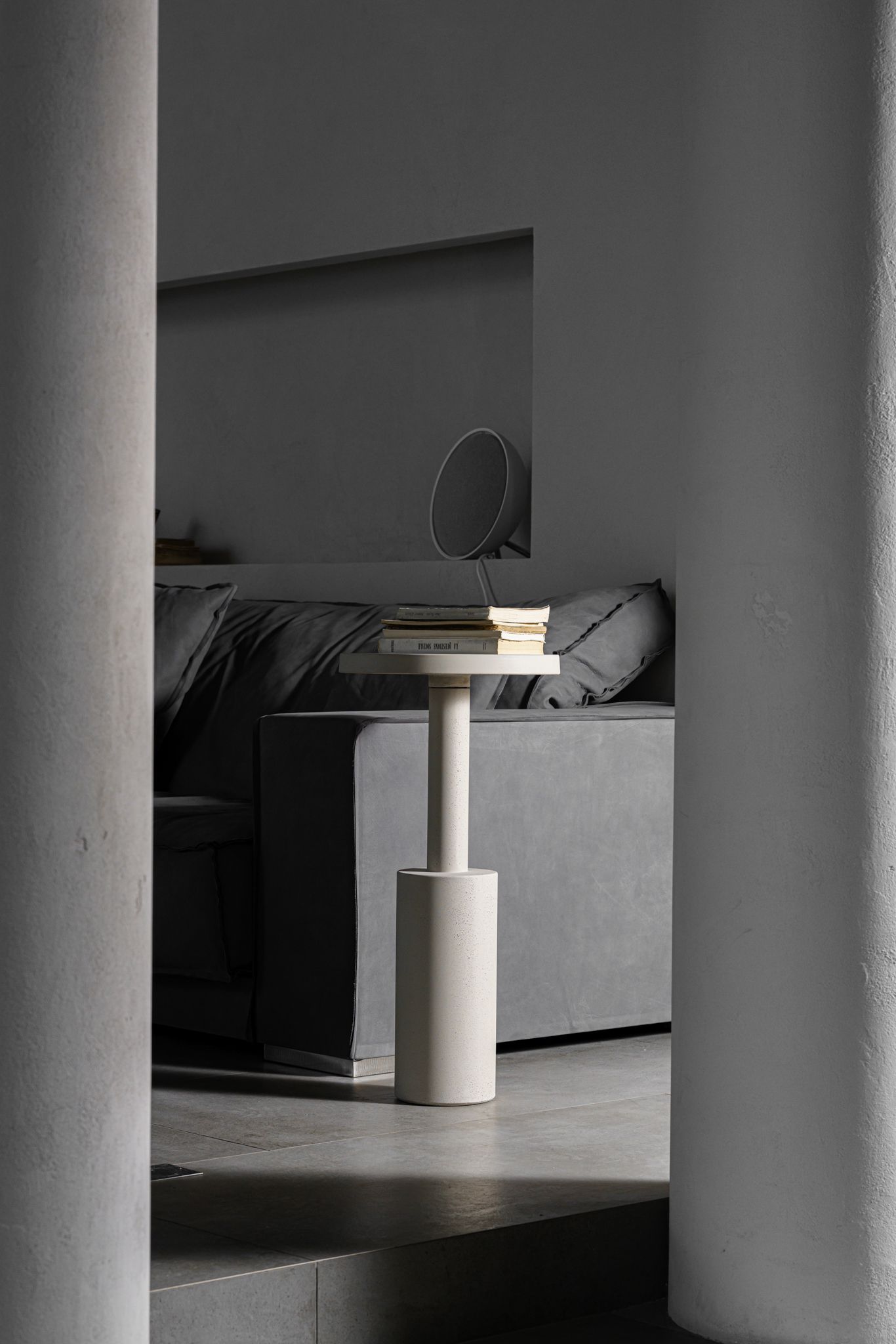 Baxter Журнальный столик Pilar 35 Concrete Sand / Anthracite Concrete от Baxter — в интерьере