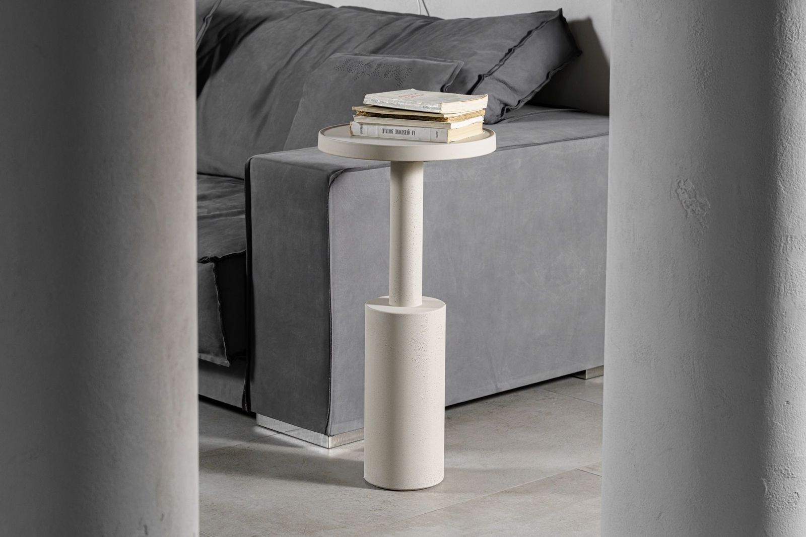 Baxter Журнальный столик Pilar 35 Concrete Sand / Anthracite Concrete от Baxter — в интерьере