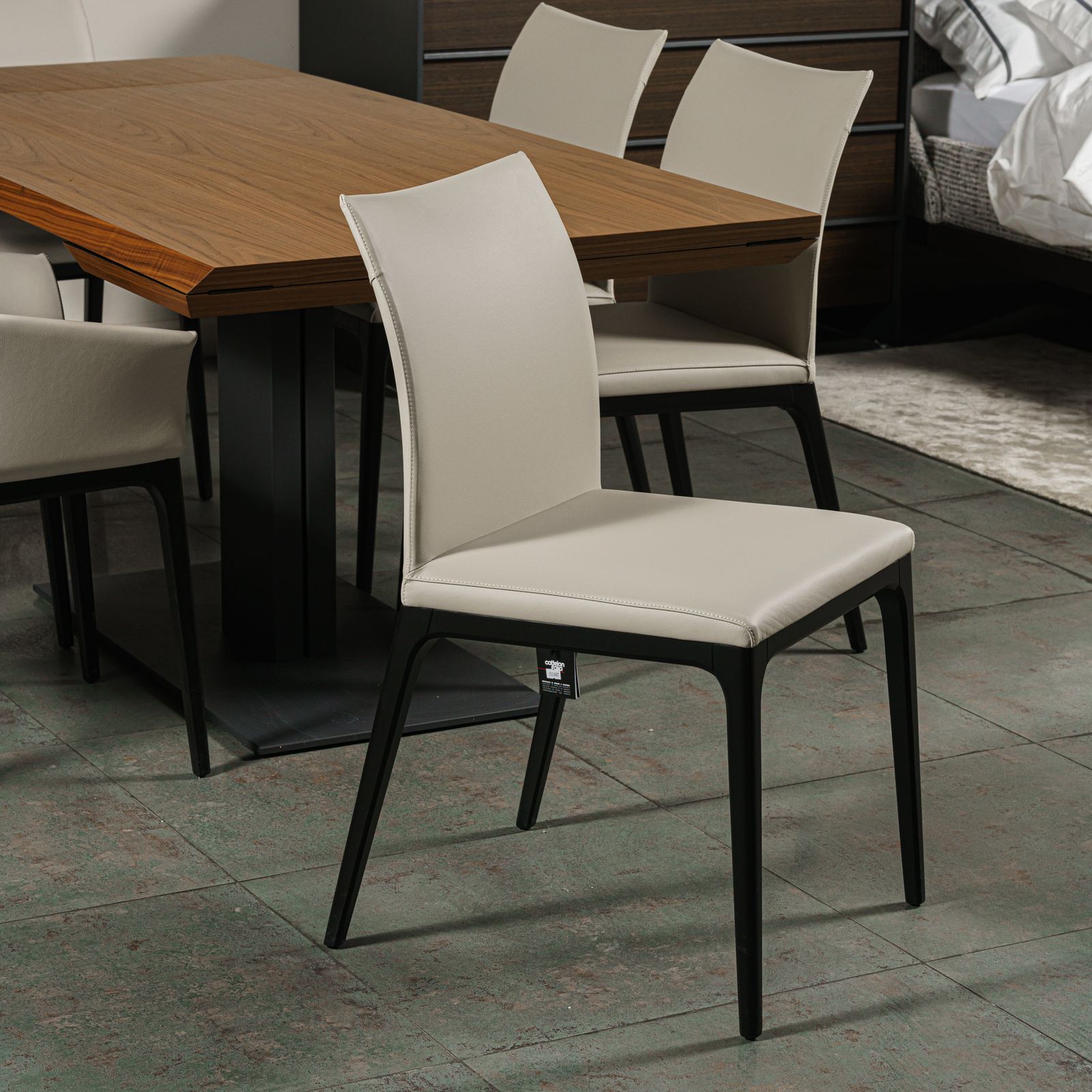 Cattelan Italia Стул без подлокотников Arcadia pelle 948 lino/nero от Cattelan Italia — в интерьере