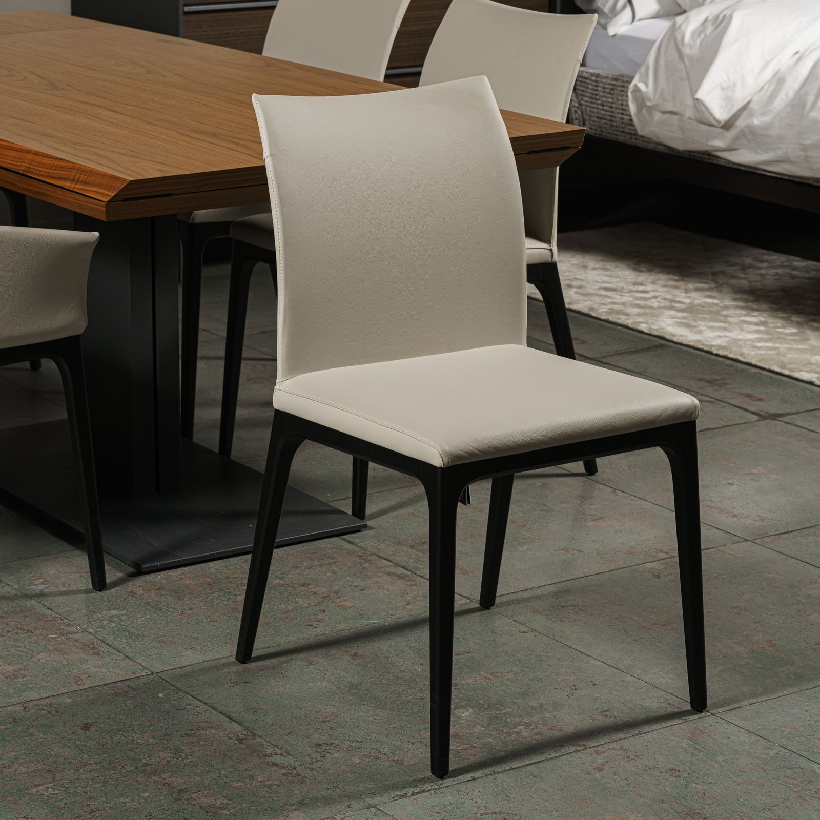 Cattelan Italia Стул без подлокотников Arcadia pelle 948 lino/nero от Cattelan Italia — в интерьере