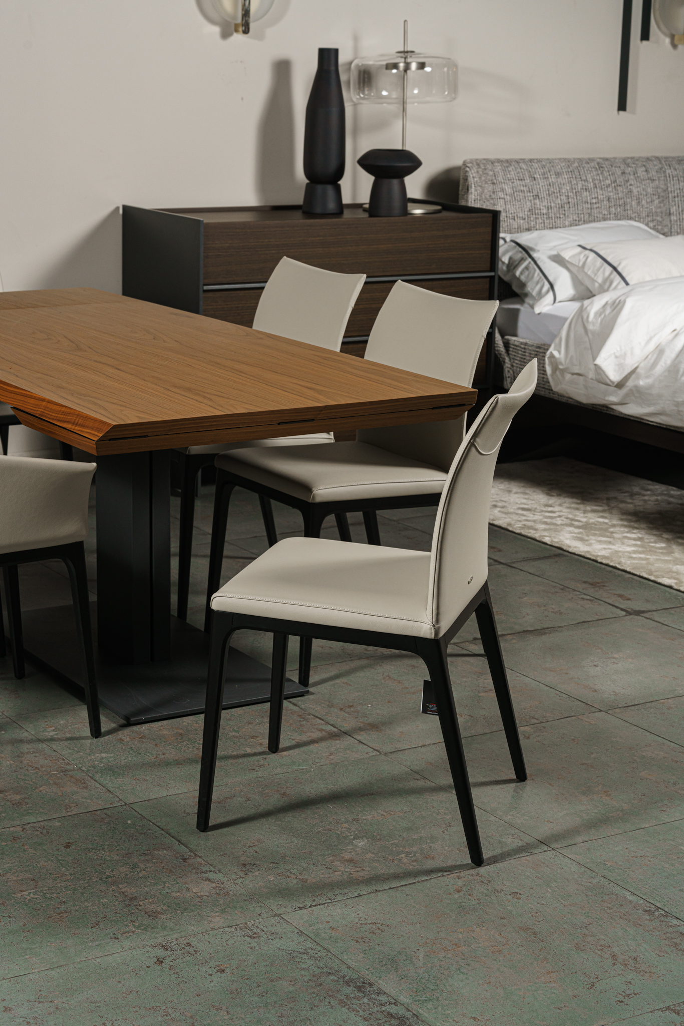 Cattelan Italia Стул без подлокотников Arcadia pelle 948 lino/nero от Cattelan Italia — в интерьере
