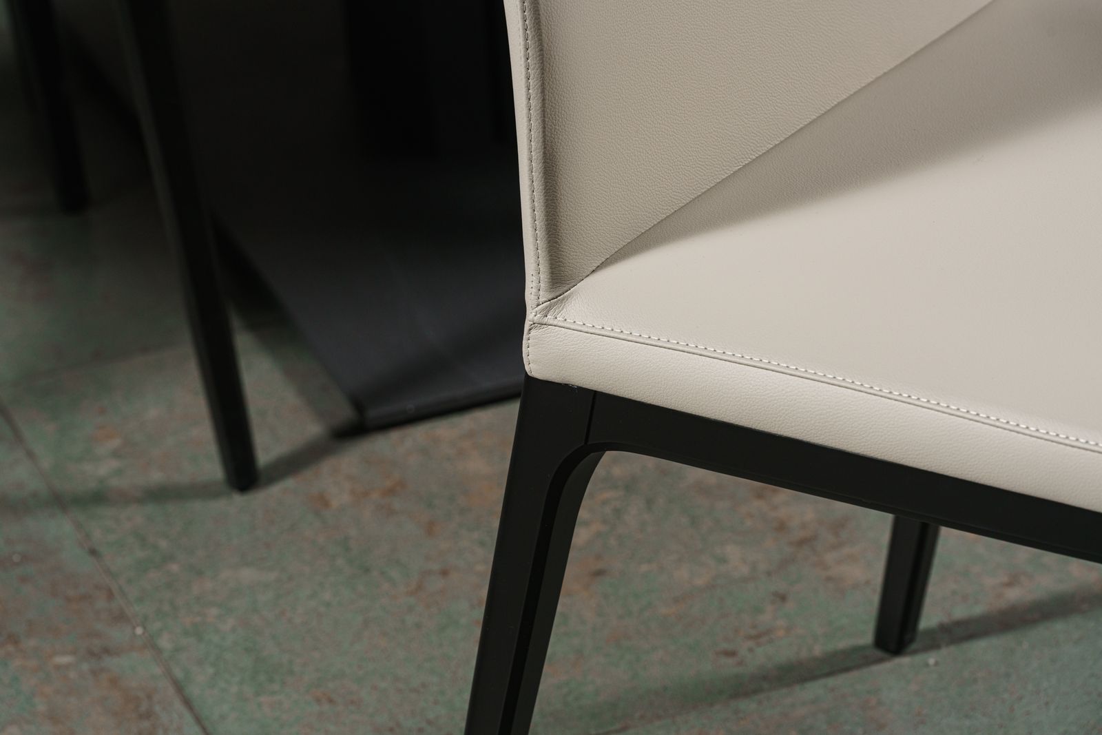 Cattelan Italia Стул без подлокотников Arcadia pelle 948 lino/nero от Cattelan Italia — в интерьере