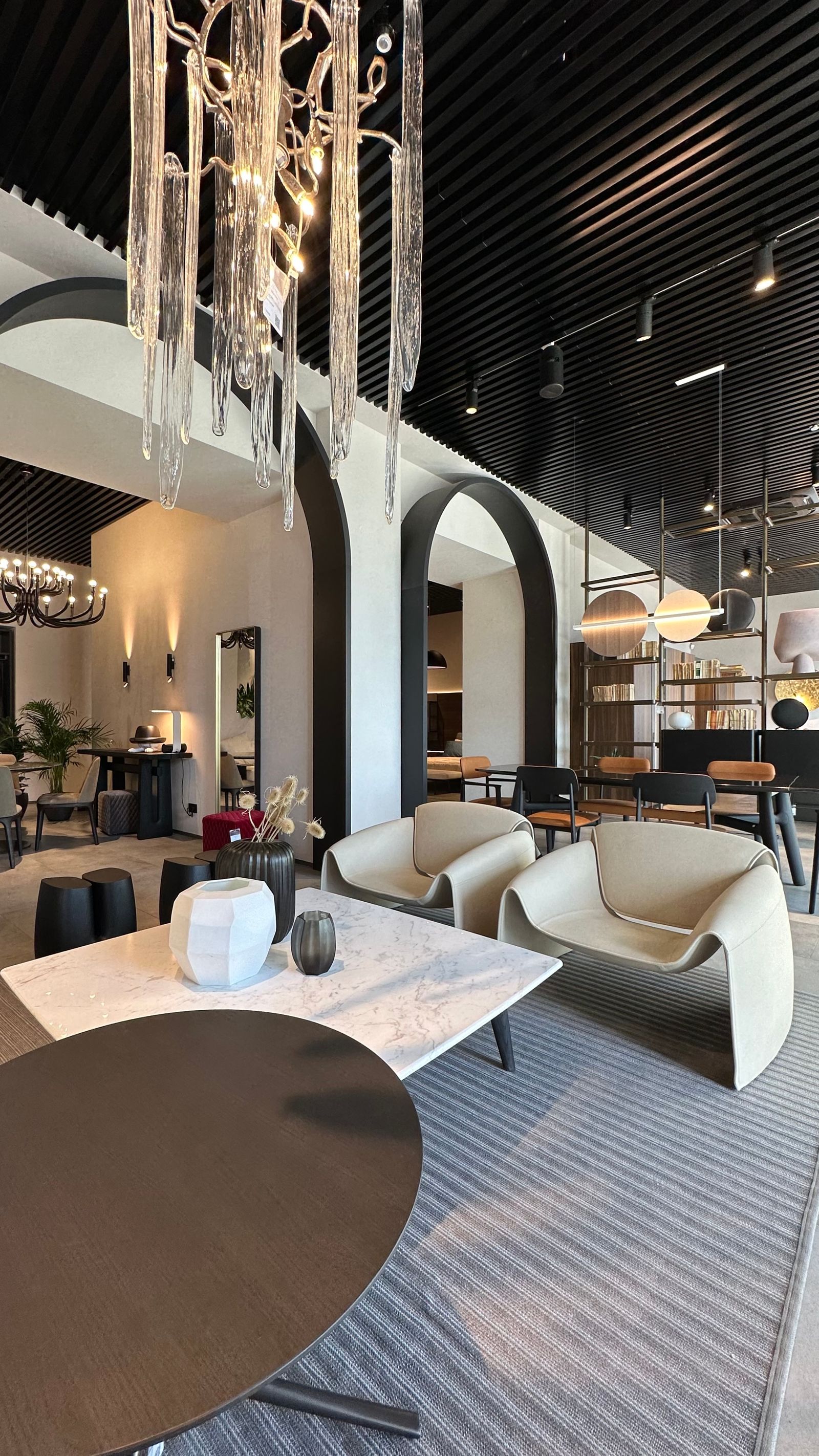 Poliform Журнальный столик Bigger Marble от Poliform — в интерьере