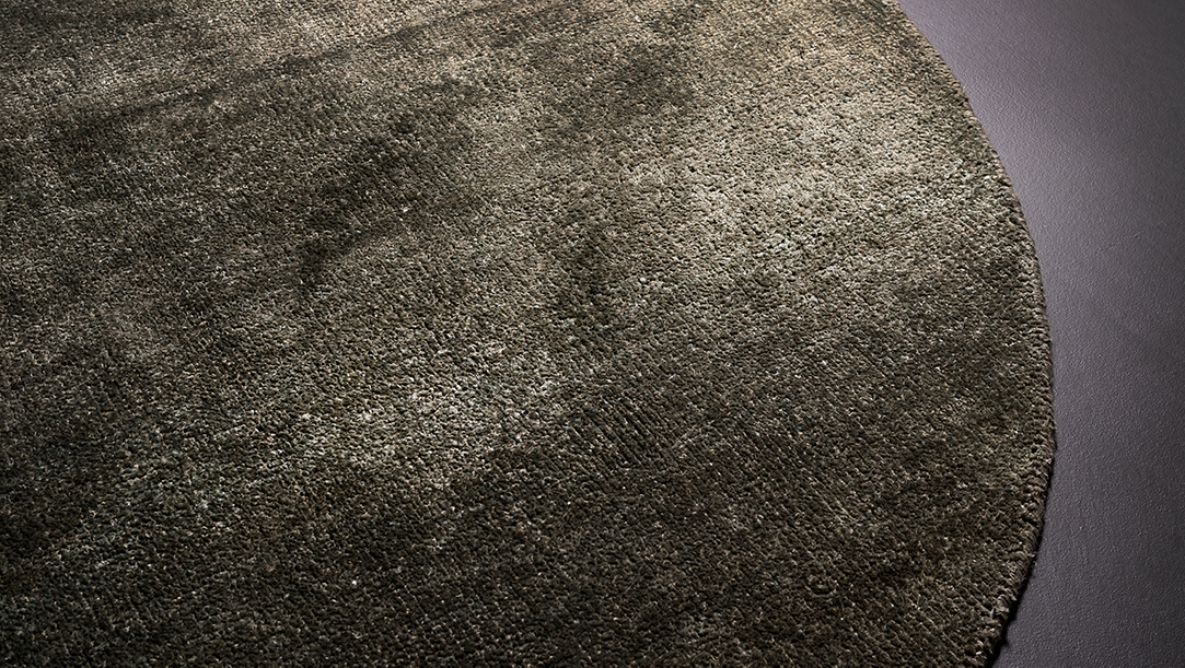 Henge Ковер Patch Silk Rug от Henge — в интерьере