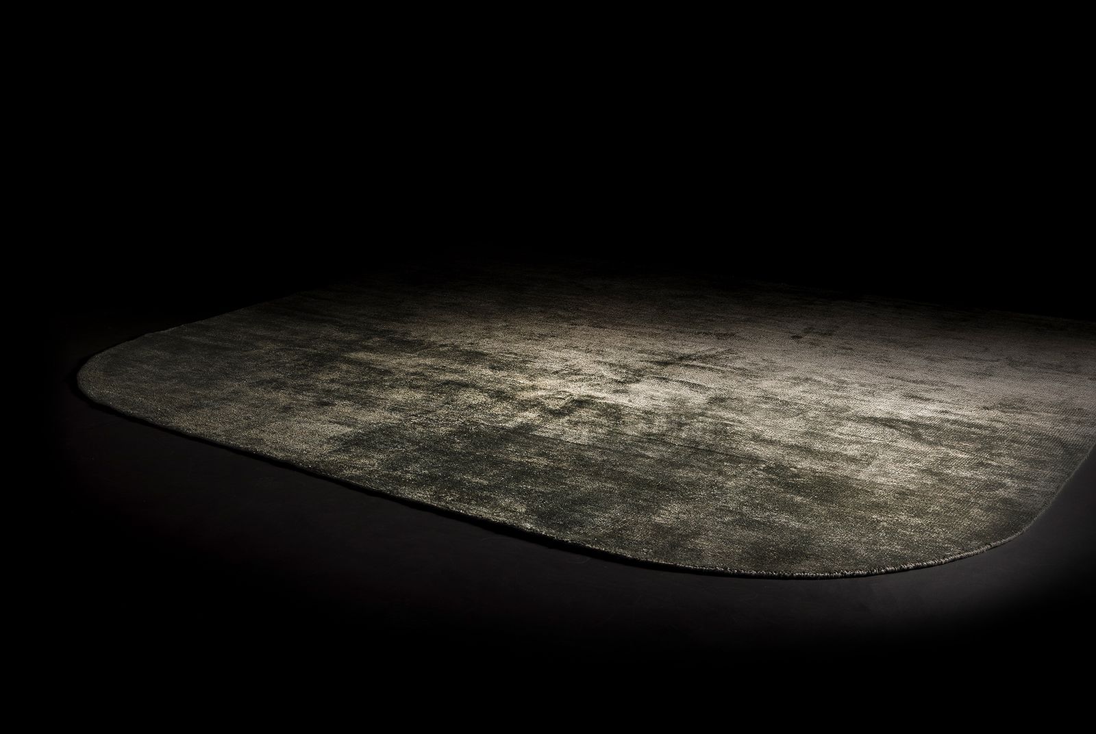 Henge Ковер Patch Silk Rug от Henge — в интерьере